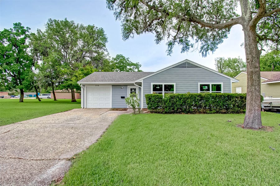 Property photo for 215 Acacia Street, Lake Jackson, TX