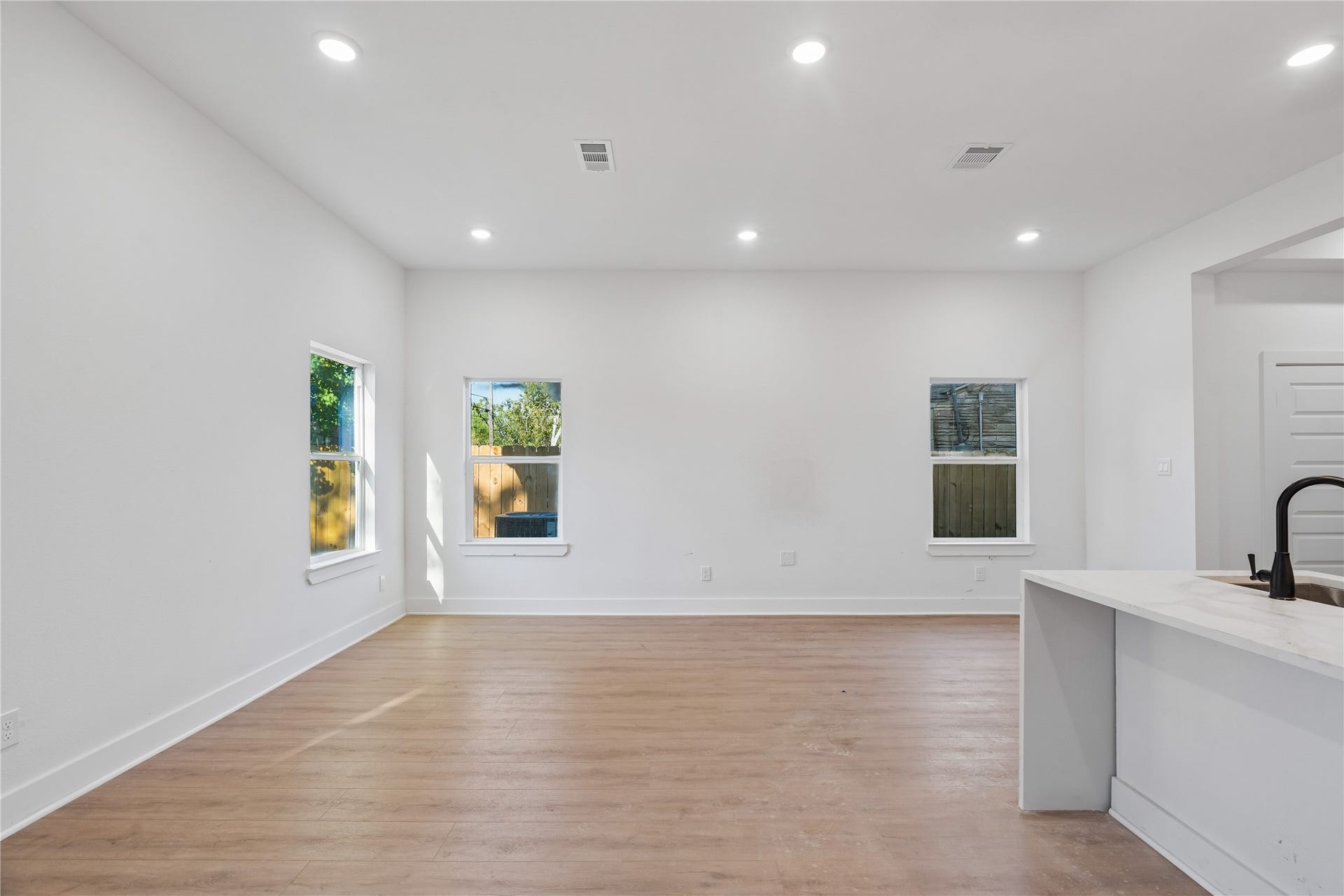 5014 Willow Glen Drive, Houston, TX 77033 UNIT B