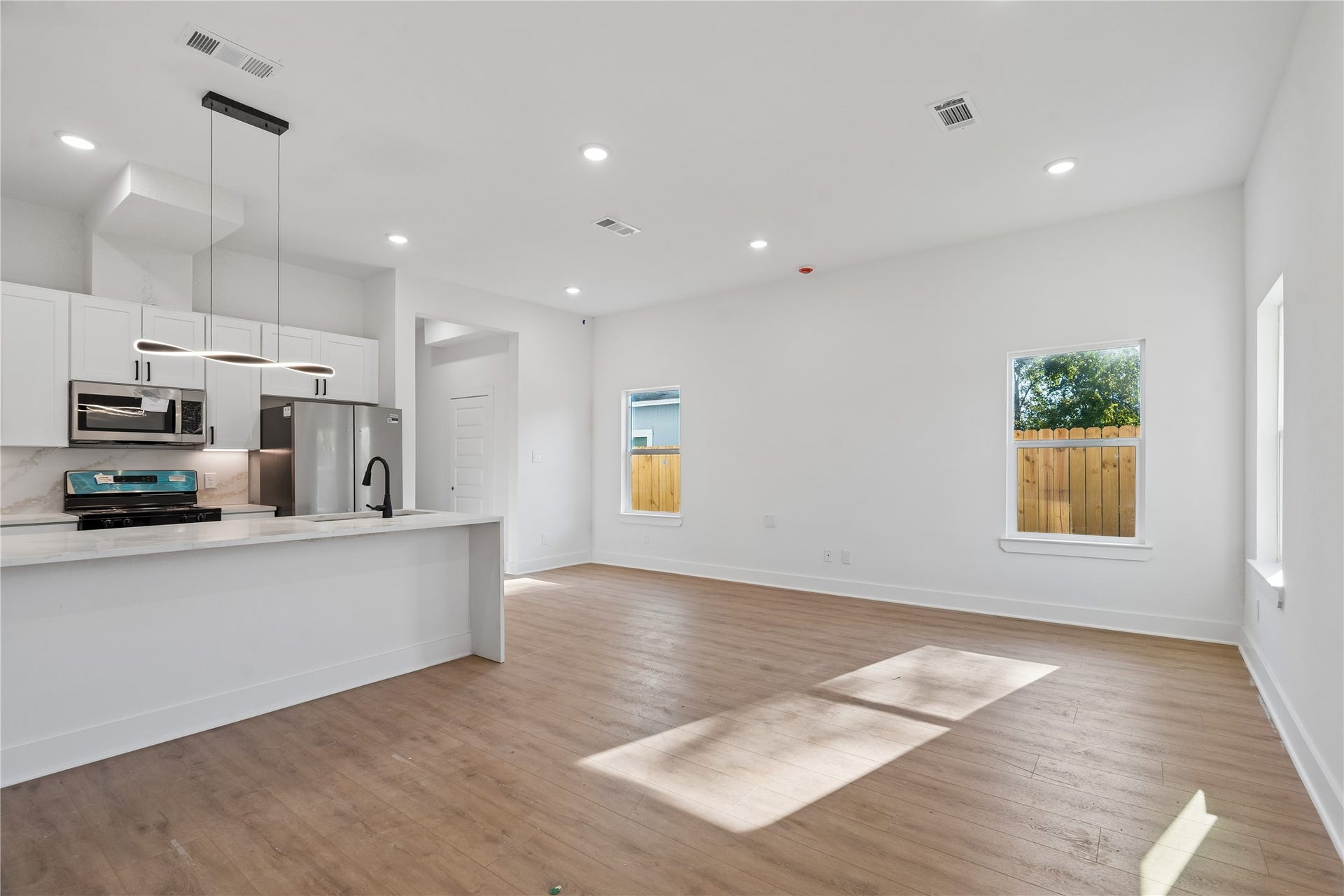 5014 Willow Glen Drive, Houston, TX 77033 UNIT A