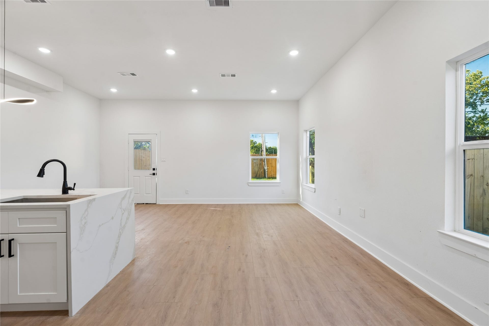 5014 Willow Glen Drive, Houston, TX 77033 UNIT B