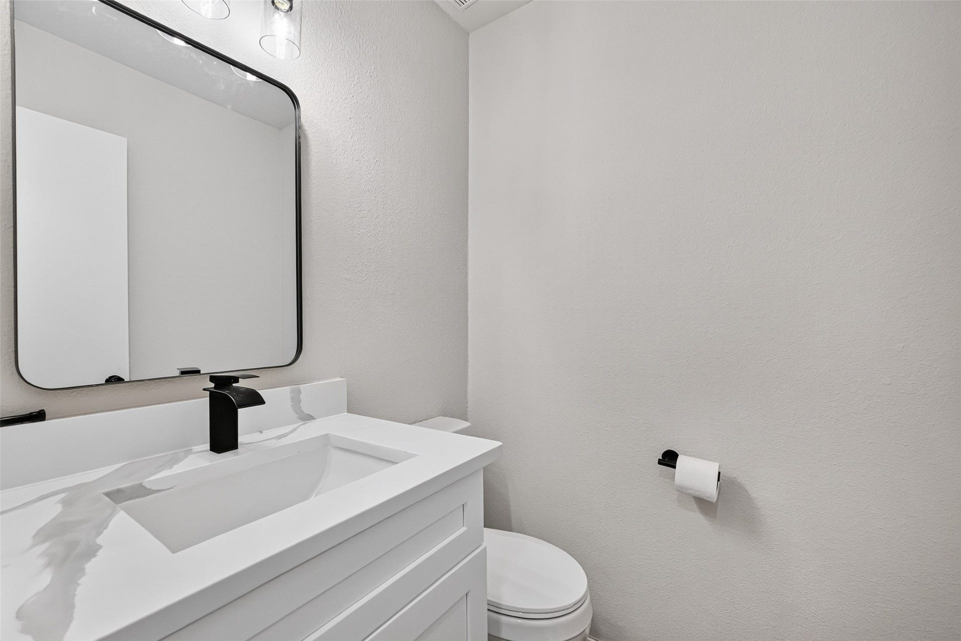 5833 Village Forest Court, Houston, TX 77092 Half bath
