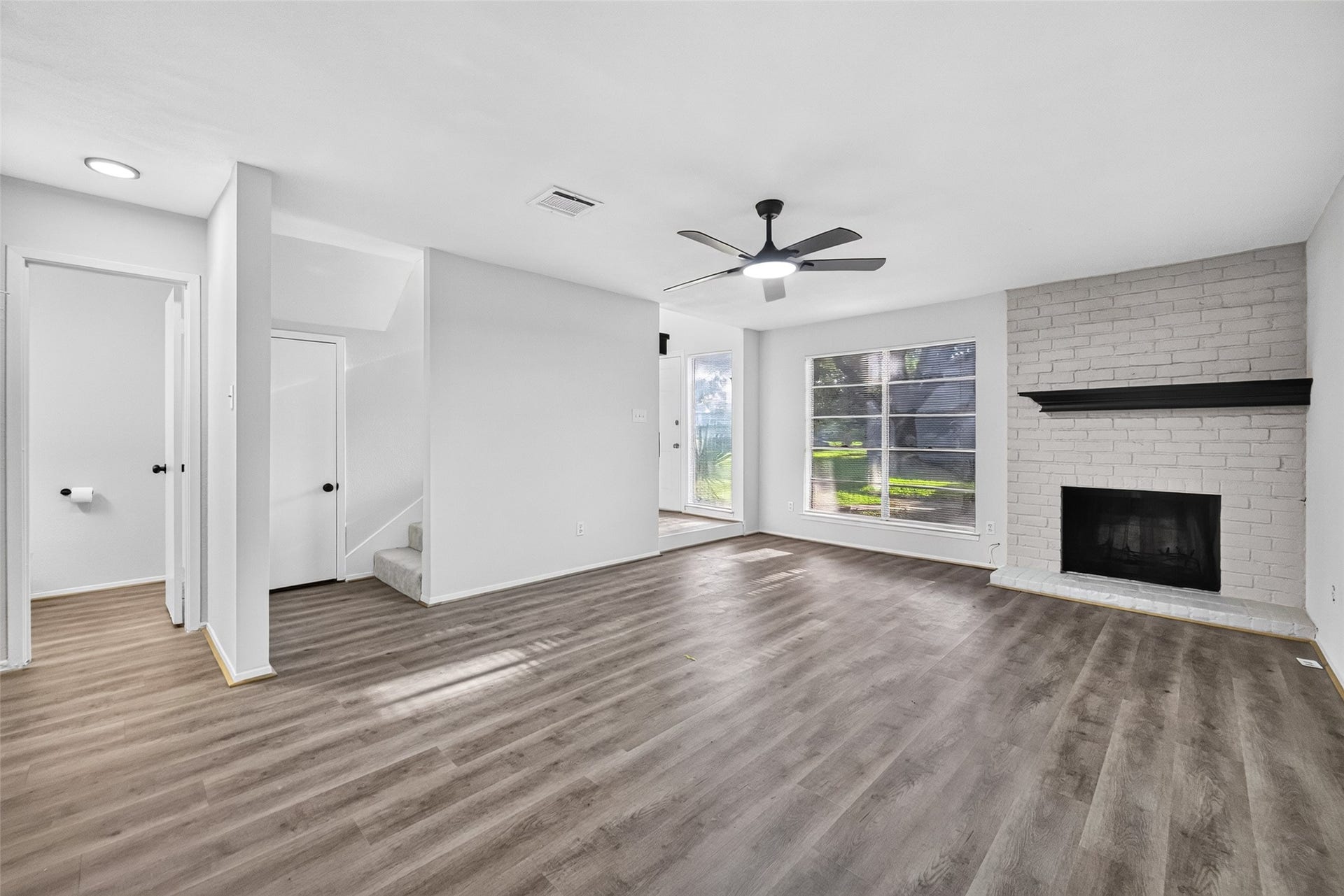 5833 Village Forest Court, Houston, TX 77092 Living room