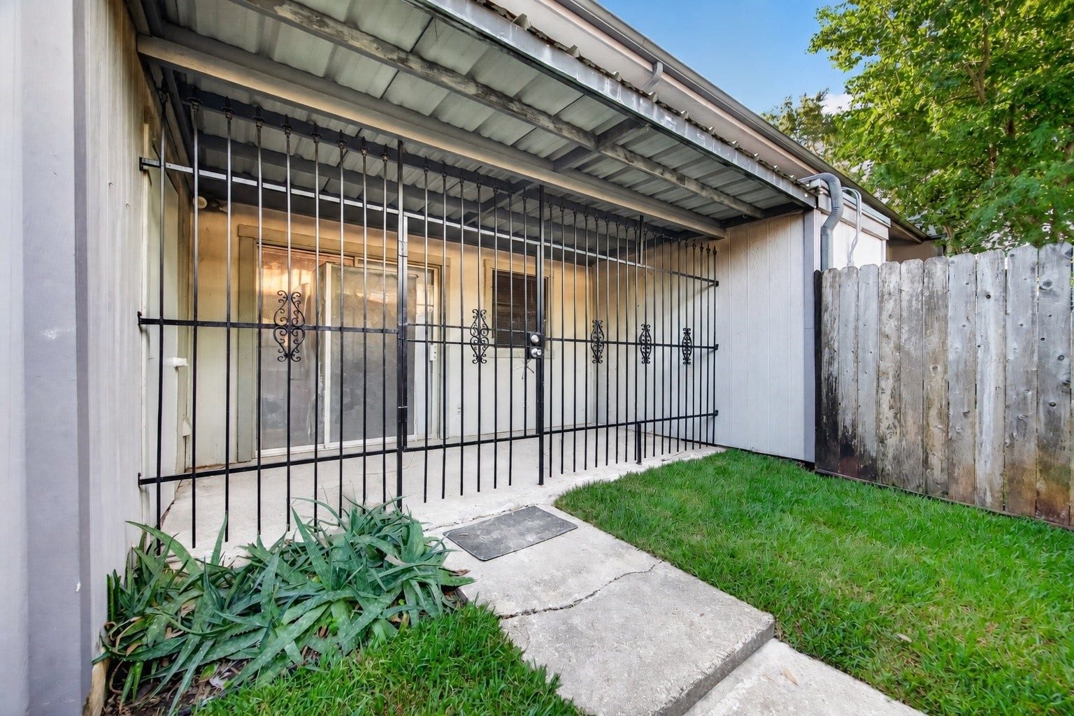 5833 Village Forest Court, Houston, TX 77092 Fenced backyard and gated patio