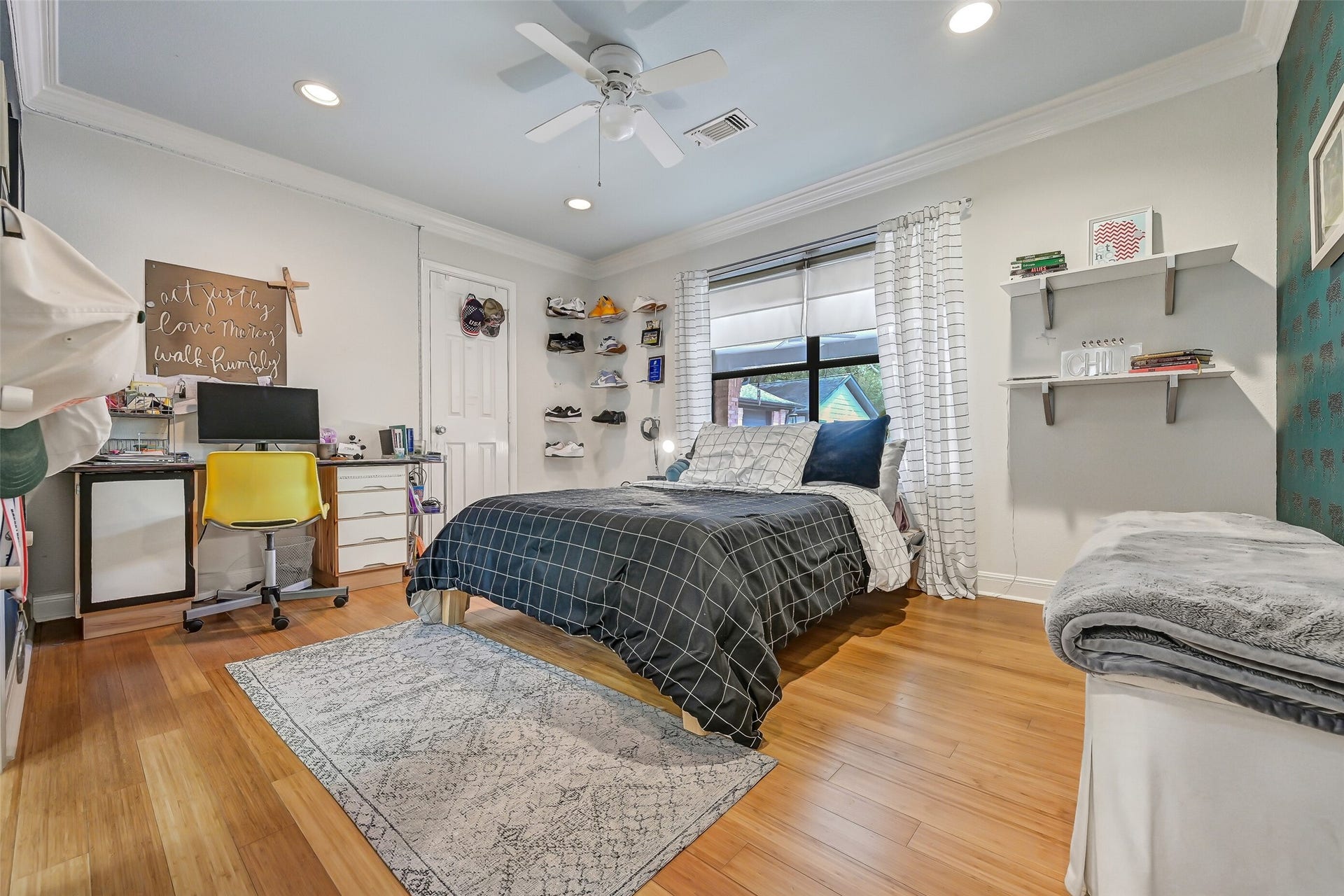 203 W Spreading Oaks Avenue, Friendswood, TX 77546 Downstairs bedroom 1 with full bath access