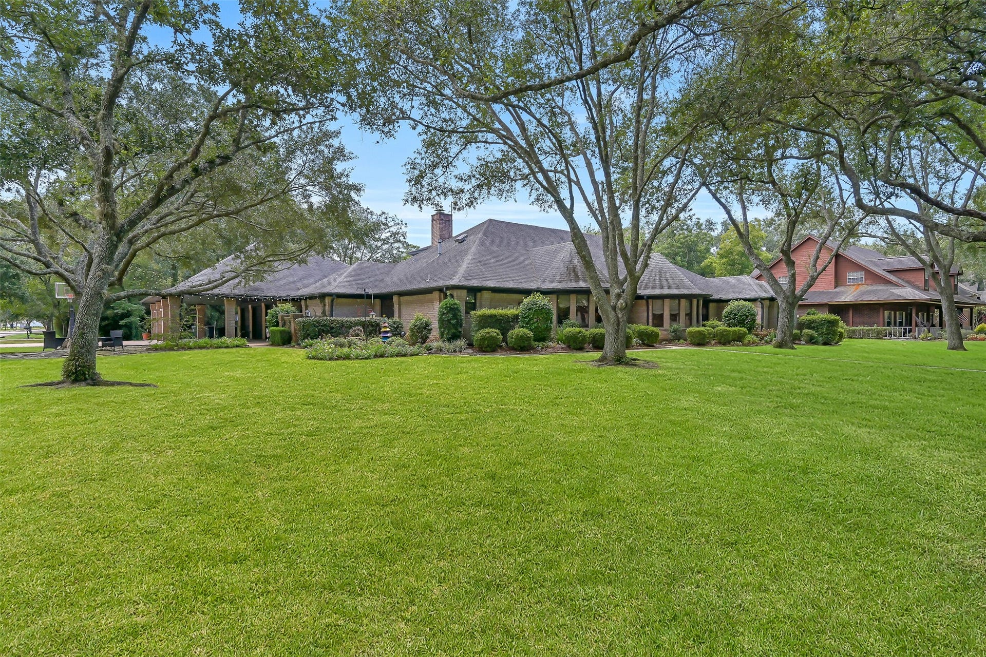 203 W Spreading Oaks Avenue, Friendswood, TX 77546 203 W Spreading Oaks Avenue, Friendswood, TX 77546