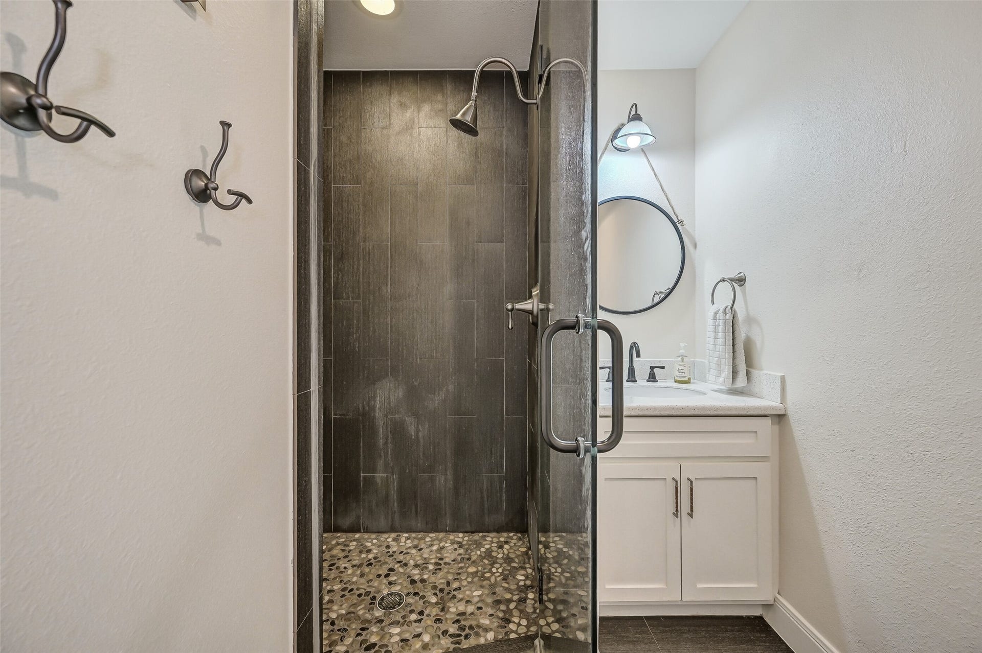203 W Spreading Oaks Avenue, Friendswood, TX 77546 Full bath right off MUD space and back patio