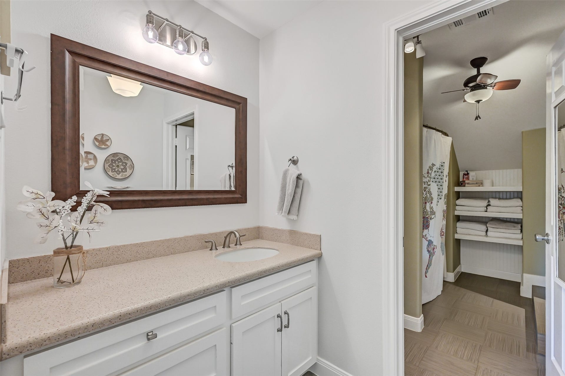 203 W Spreading Oaks Avenue, Friendswood, TX 77546 Jack n Jill bath