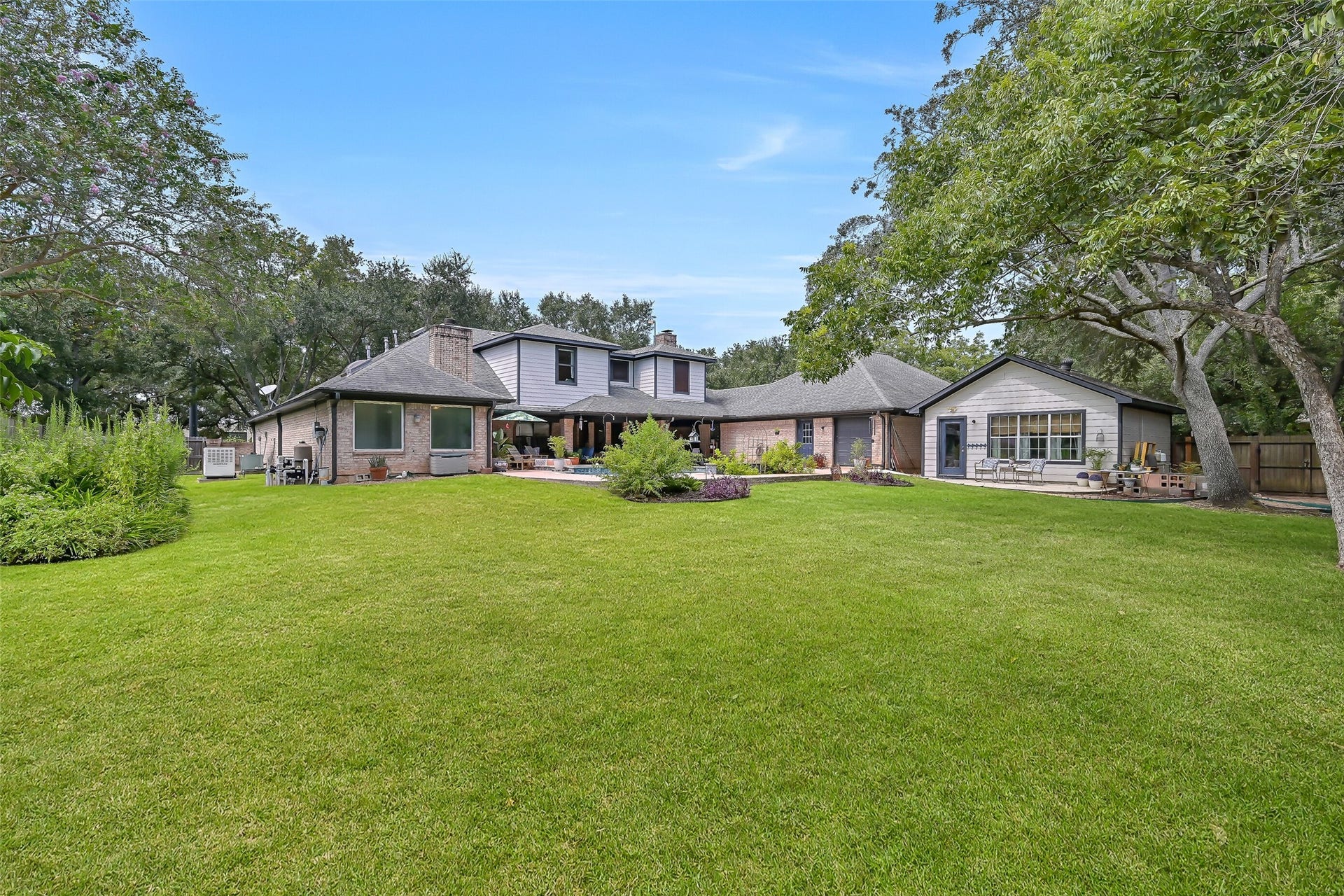 203 W Spreading Oaks Avenue, Friendswood, TX 77546 Tons of green space to play!