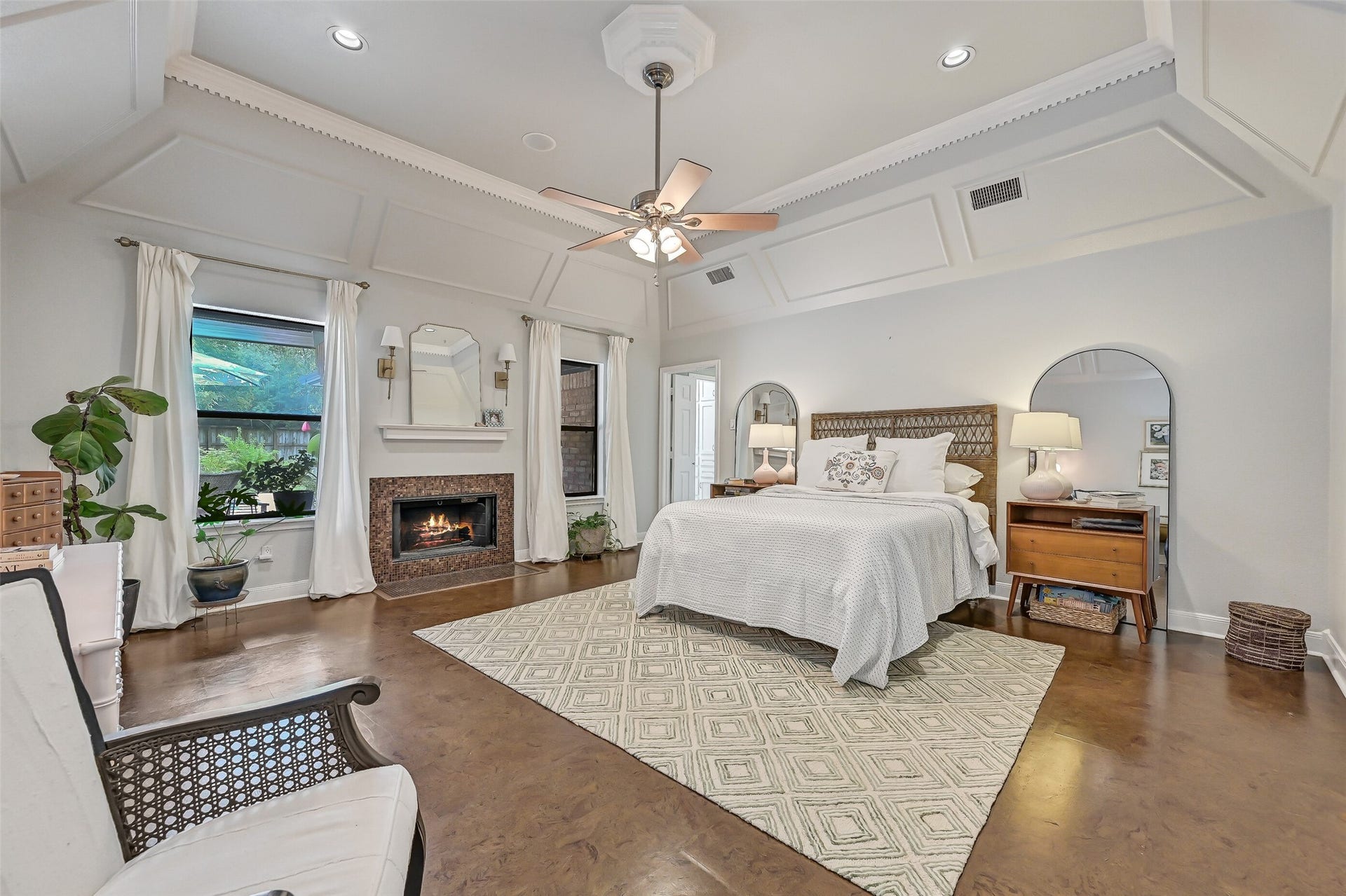 203 W Spreading Oaks Avenue, Friendswood, TX 77546 Master bedroom