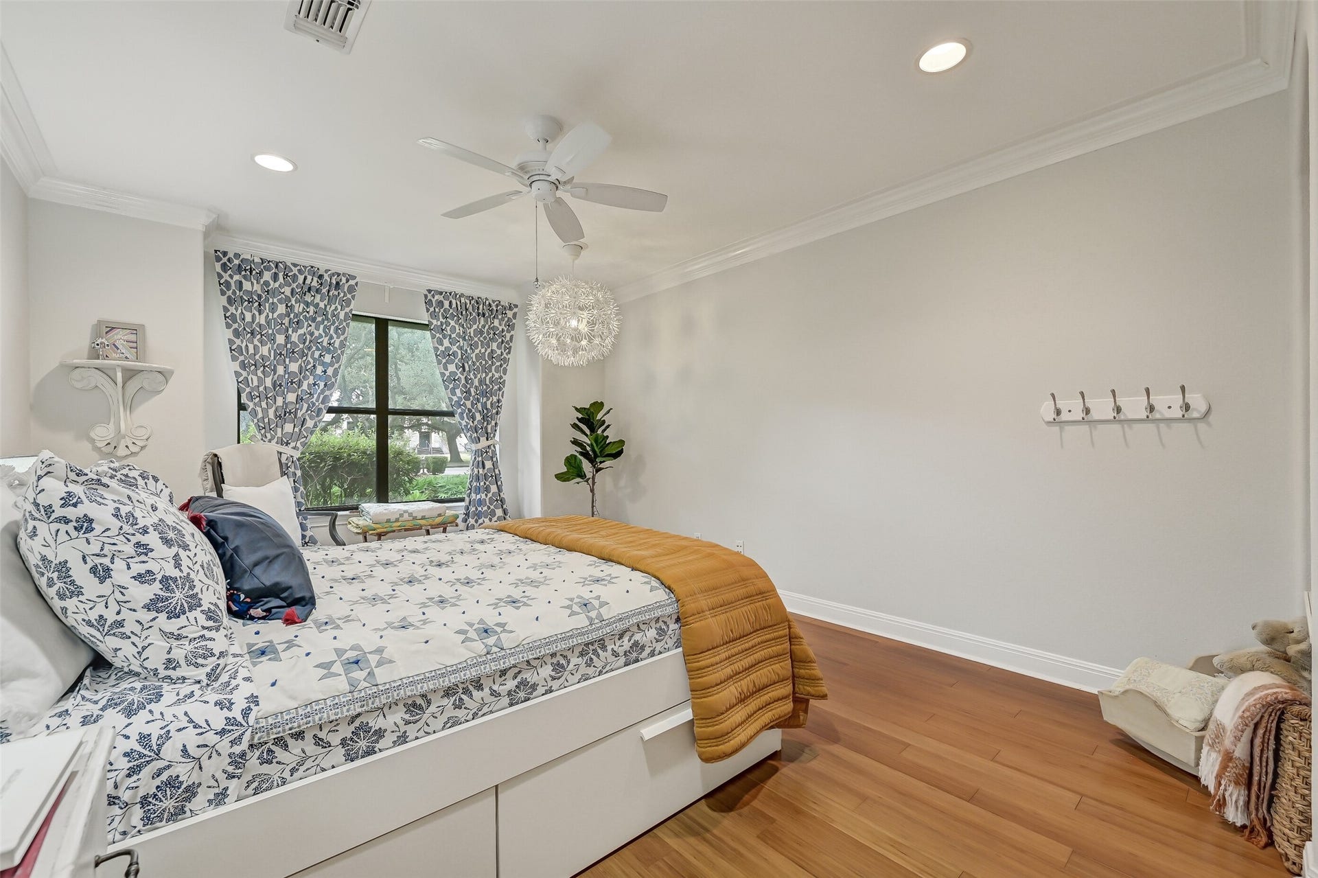 203 W Spreading Oaks Avenue, Friendswood, TX 77546 Downstairs secondary master
