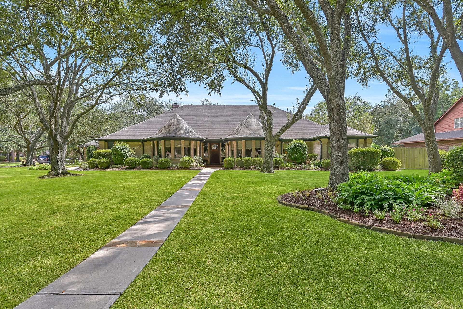 203 W Spreading Oaks Avenue, Friendswood, TX 77546 203 W Spreading Oaks Avenue, Friendswood, TX 77546