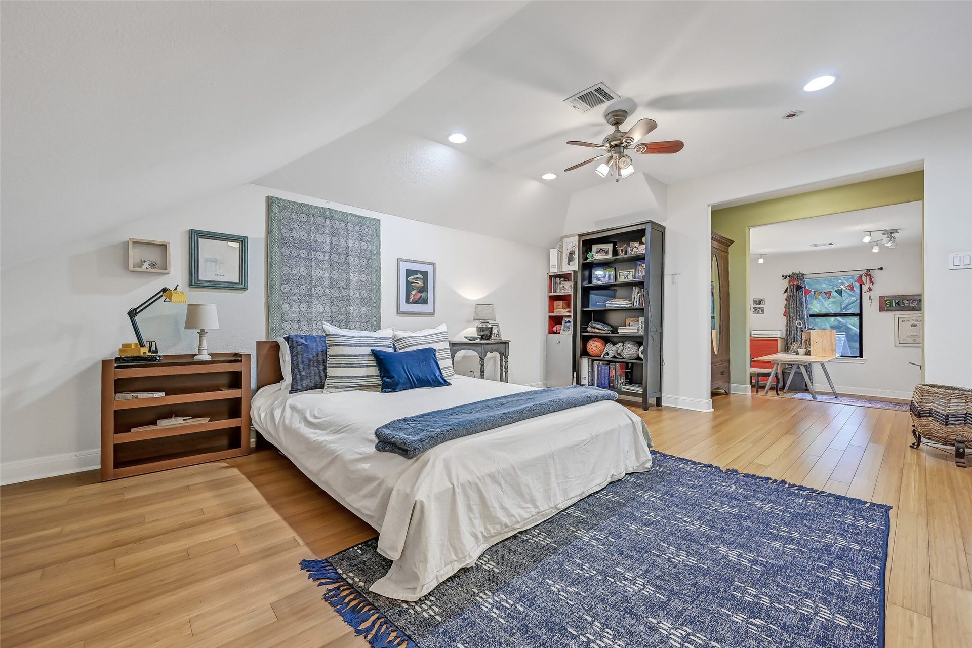 203 W Spreading Oaks Avenue, Friendswood, TX 77546 Upstairs bedroom 5