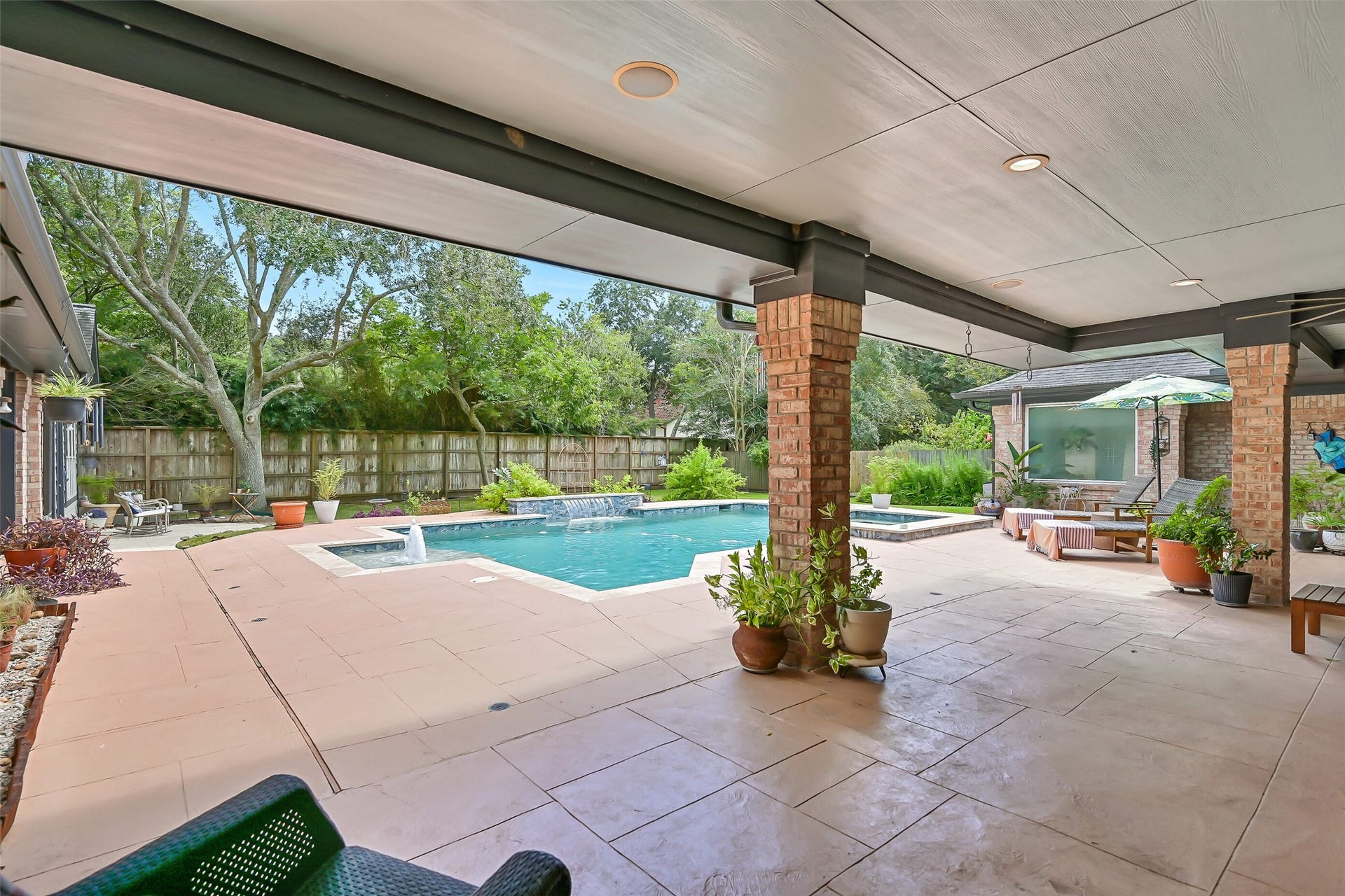 203 W Spreading Oaks Avenue, Friendswood, TX 77546 203 W Spreading Oaks Avenue, Friendswood, TX 77546