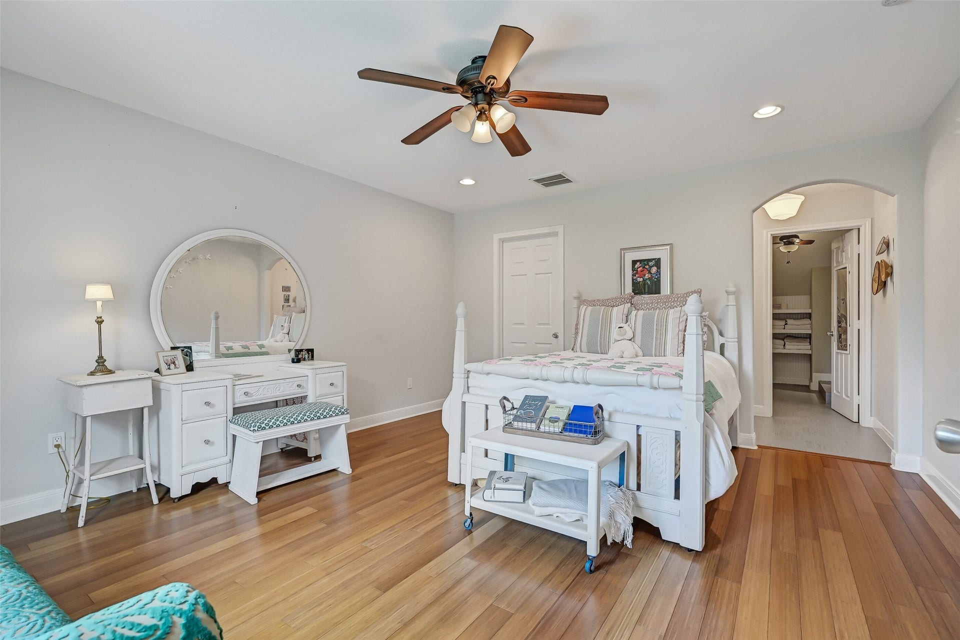 203 W Spreading Oaks Avenue, Friendswood, TX 77546 Upstairs bedroom 4