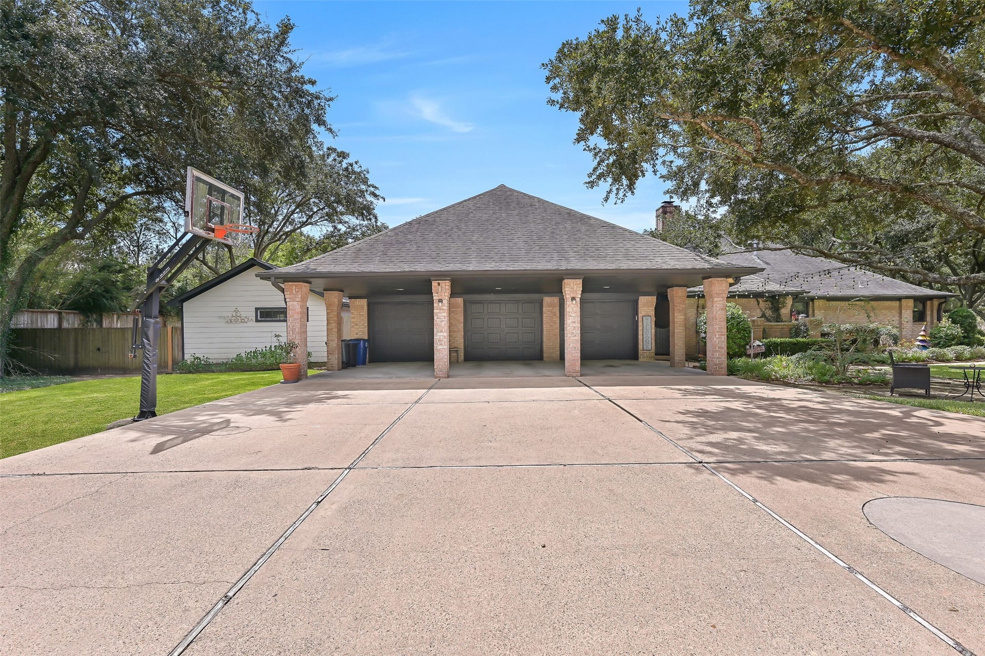 203 W Spreading Oaks Avenue, Friendswood, TX 77546 203 W Spreading Oaks Avenue, Friendswood, TX 77546
