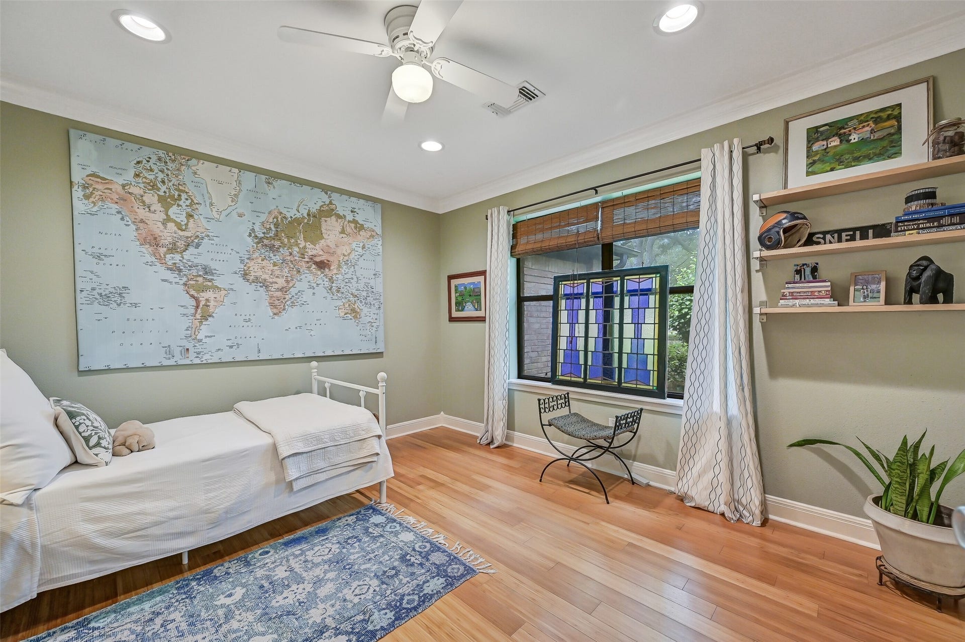 203 W Spreading Oaks Avenue, Friendswood, TX 77546 Flex room