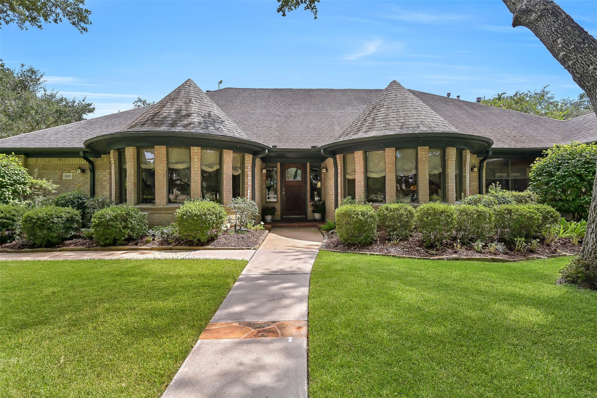 203 W Spreading Oaks Avenue, Friendswood, TX 77546 203 W Spreading Oaks Avenue, Friendswood, TX 77546