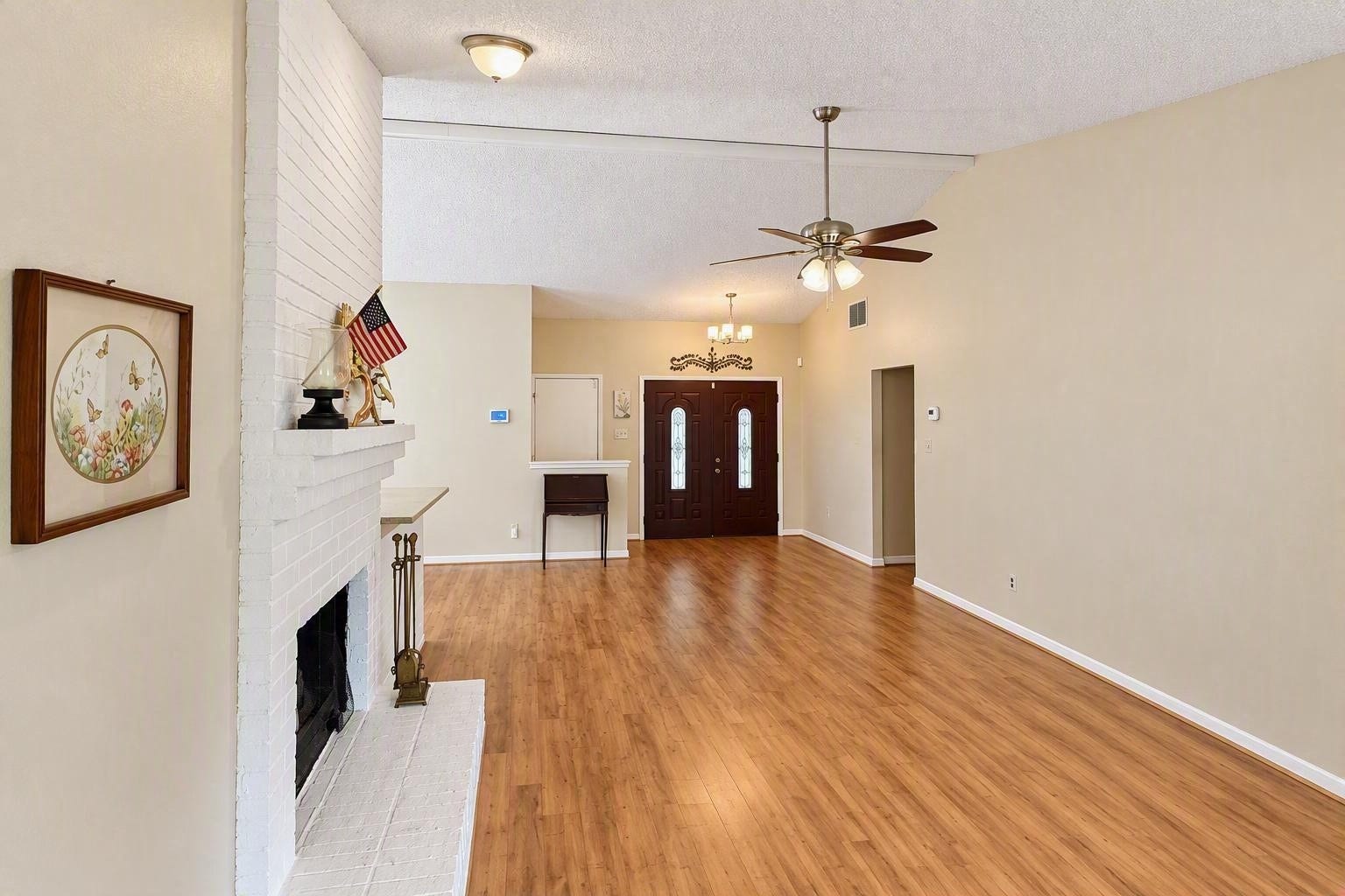 6631 Inwood West Drive, Houston, TX 77088 Large open area perfect far dual sitting area or dining/living combo