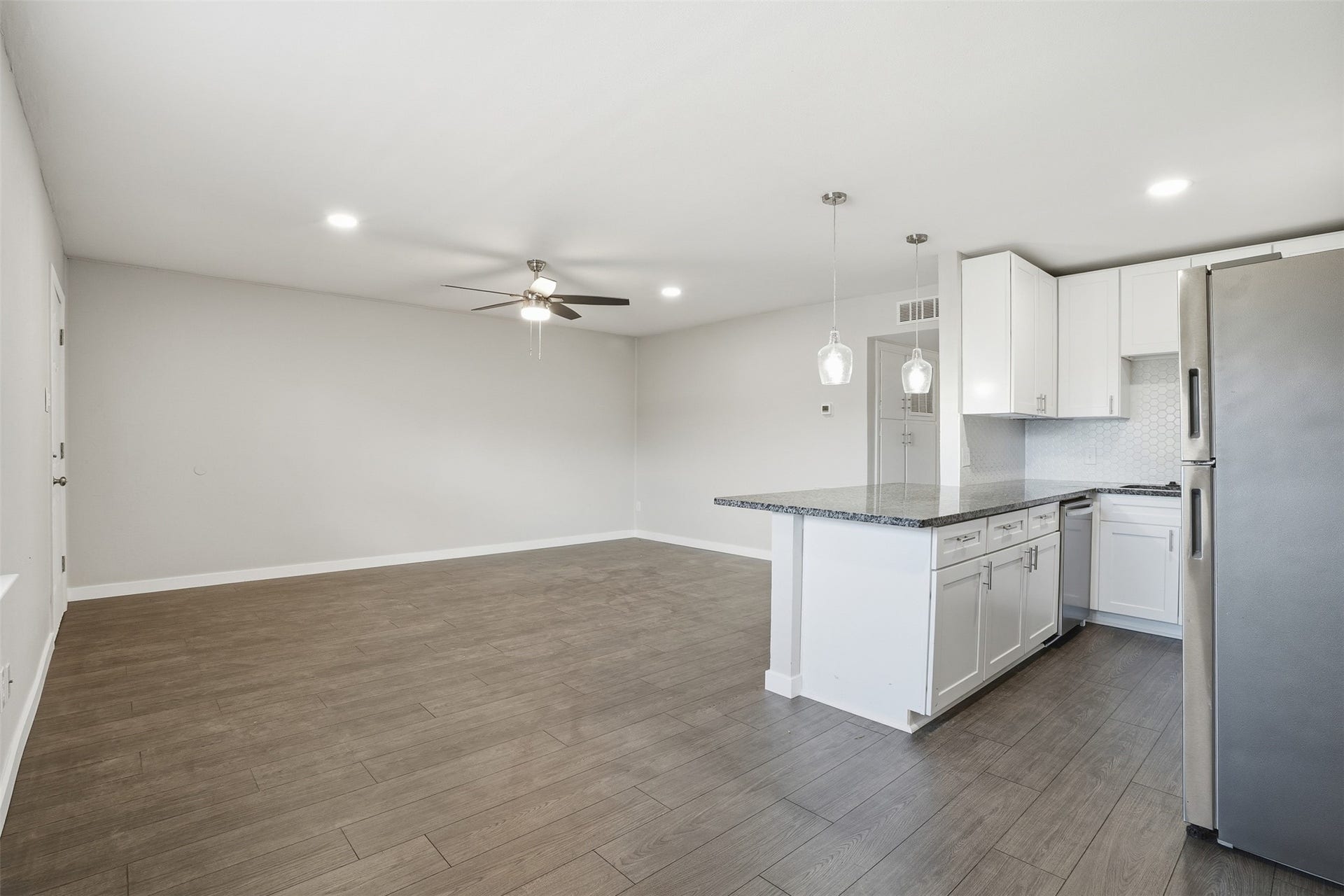Bright dining area adjacent to the kitchen, perfect for casual meals or entertaining.