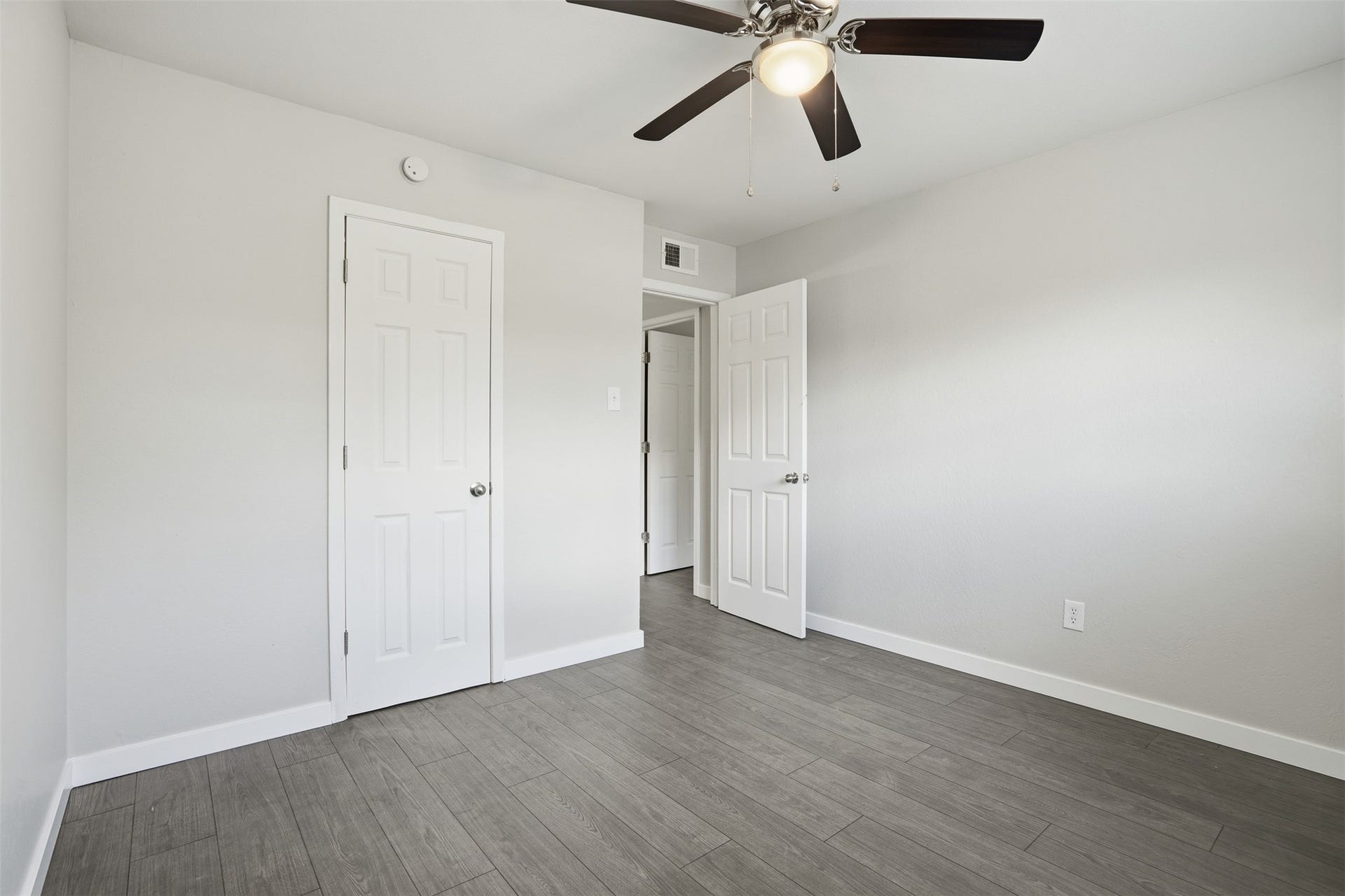 Secondary bedroom with ample space for a bed and additional furniture.