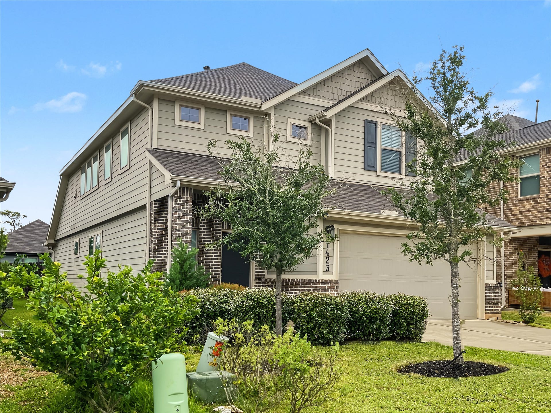 1423 Cecilia Vines Drive, Conroe, TX 77301 A nice landscaping welcomes you in this great house.