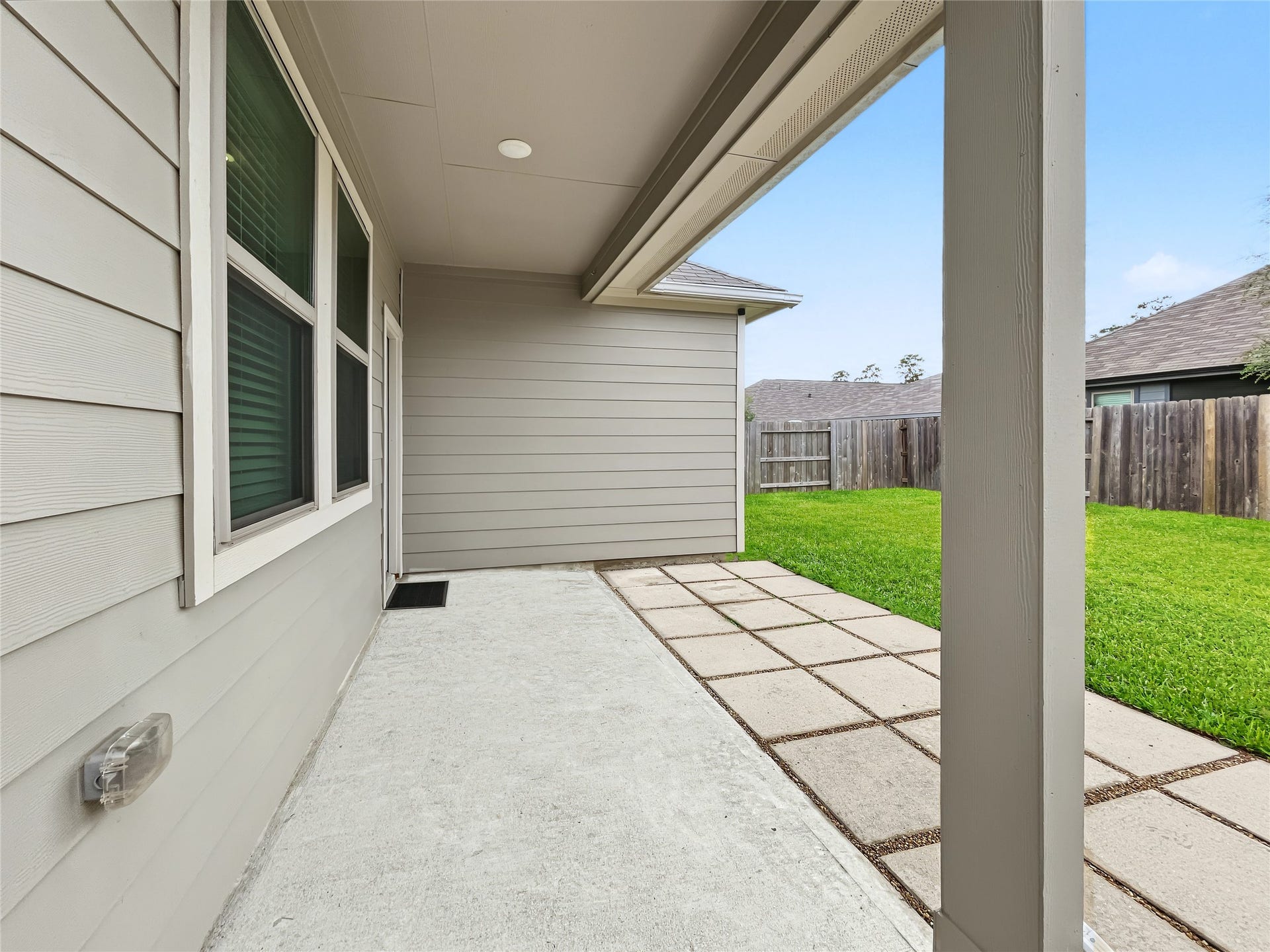 1423 Cecilia Vines Drive, Conroe, TX 77301 Covered patio.