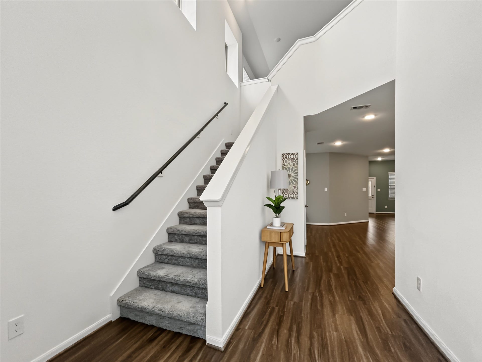 1423 Cecilia Vines Drive, Conroe, TX 77301 View of the main hallway and foyer in this nice 2 story property.