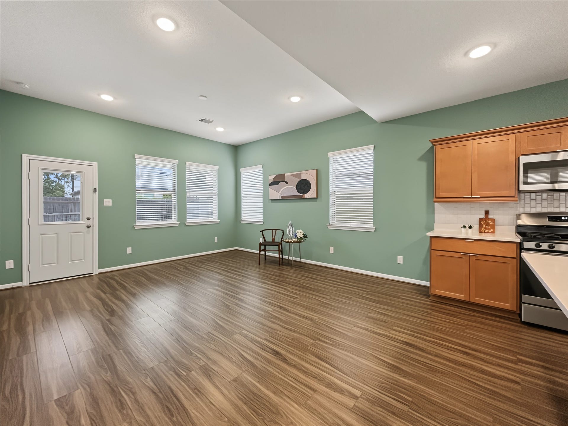1423 Cecilia Vines Drive, Conroe, TX 77301 Fantastic view of the spacious living room area.