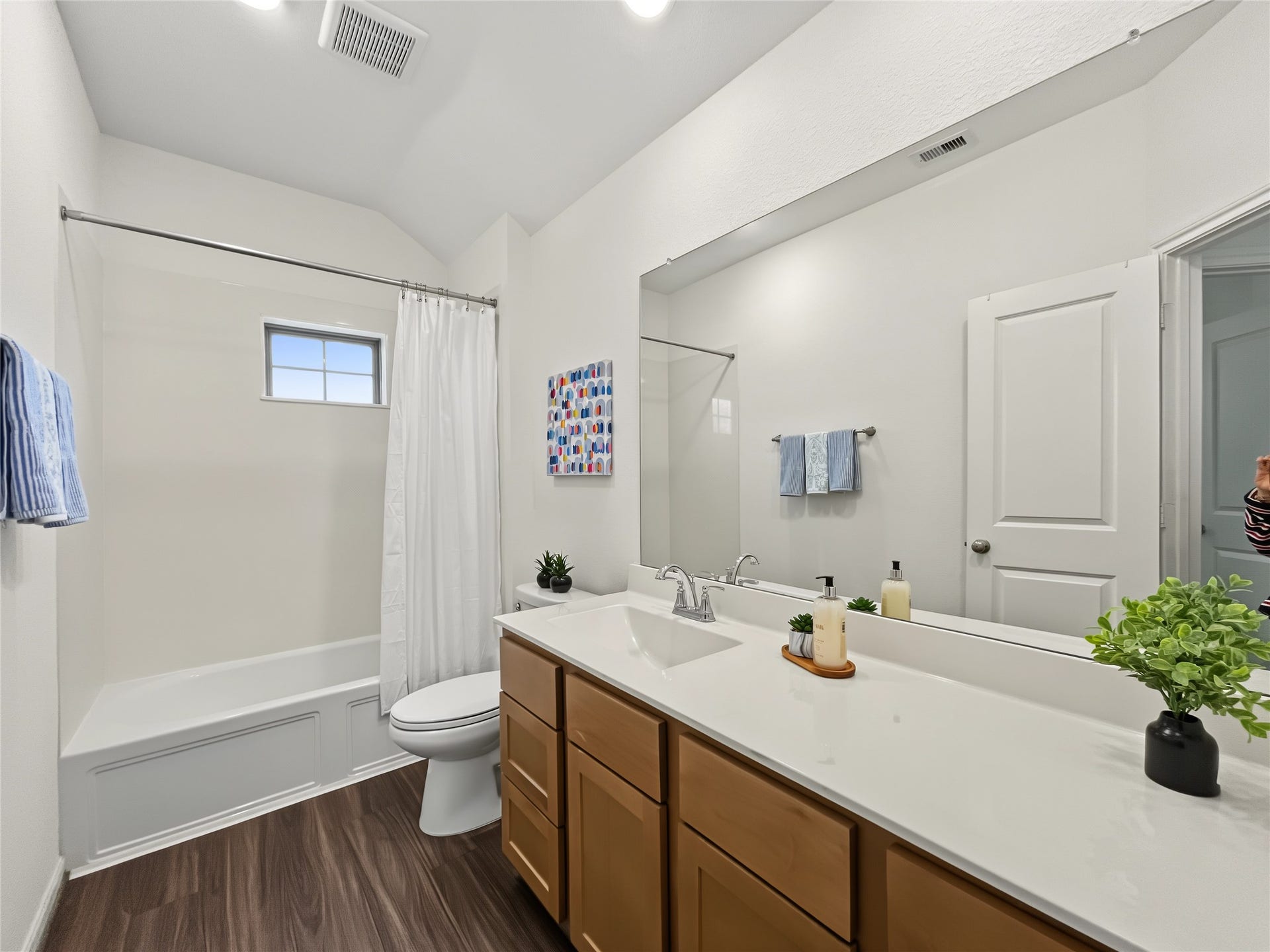 1423 Cecilia Vines Drive, Conroe, TX 77301 The secondary bathroom offers a tub/ shower combo, and a nice vanity.