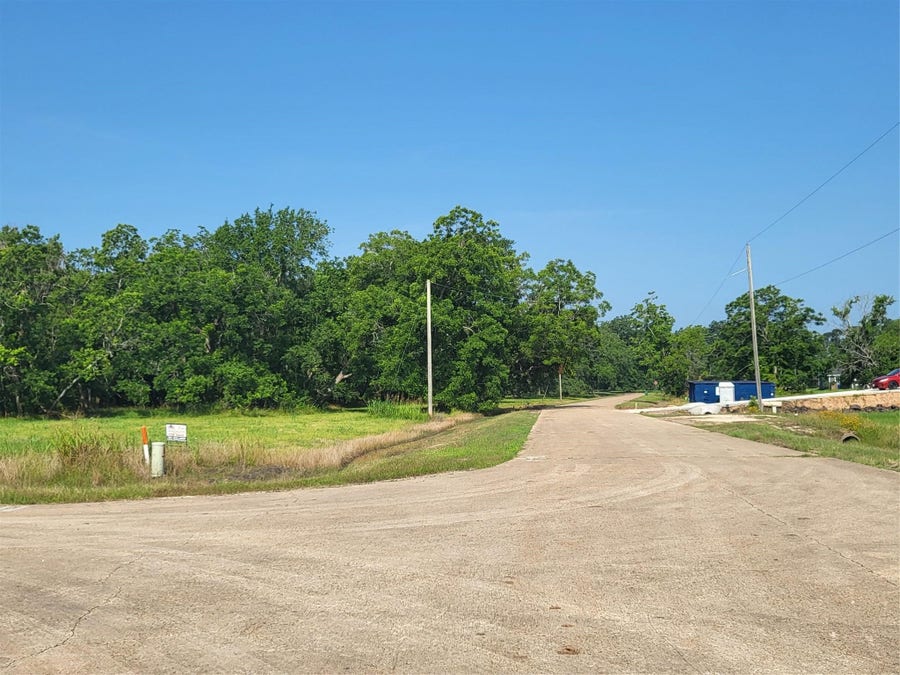 Property photo for 68 Conestoga Trl, Angleton, TX