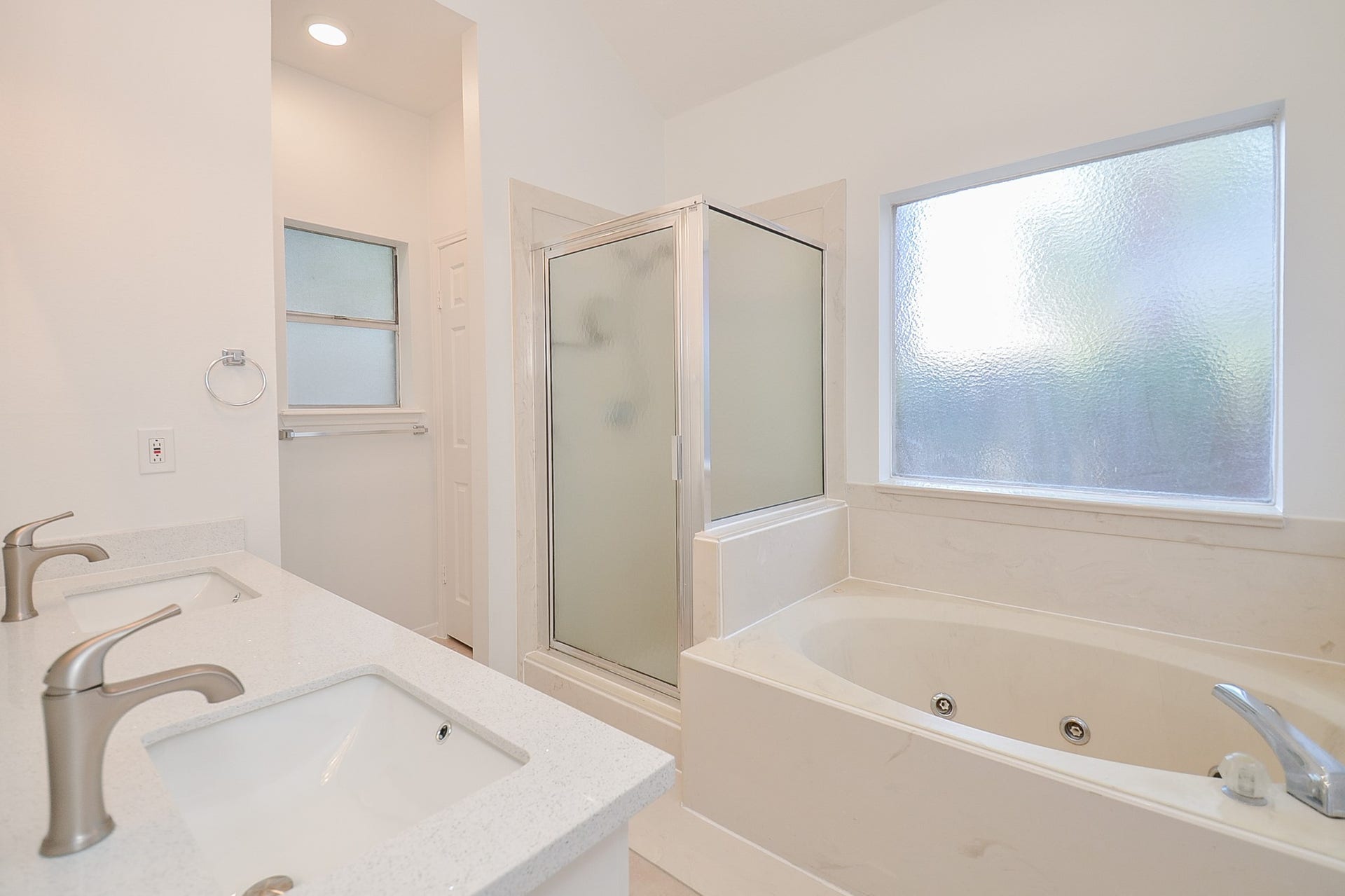 19127 Lookout Mountain Lane, Katy, TX 77449 Jetted tub and separate shower for your enjoyment and relaxation.