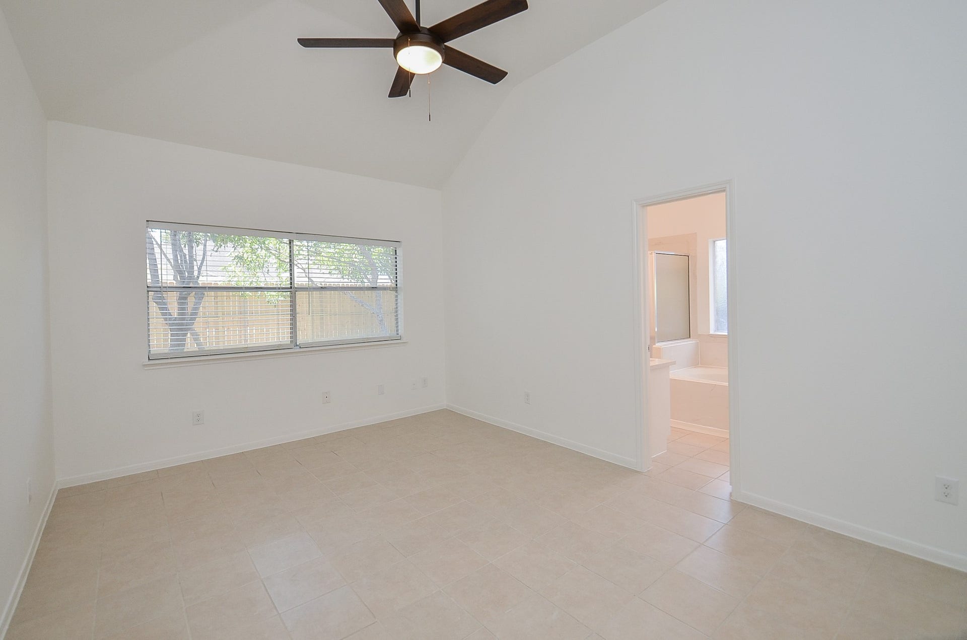19127 Lookout Mountain Lane, Katy, TX 77449 Large primary room with high ceilings, no carpet and ceiling fan.