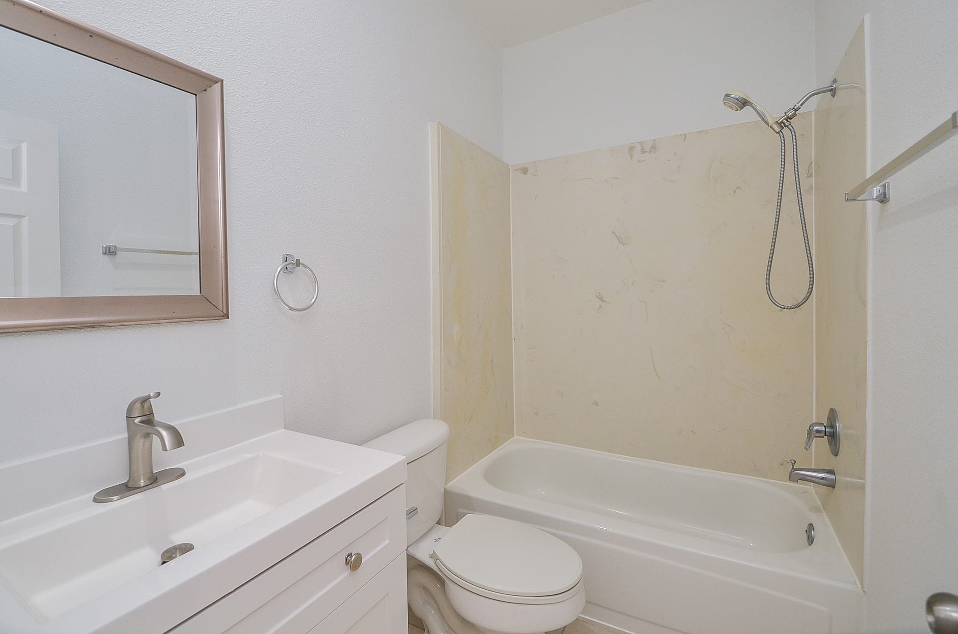19127 Lookout Mountain Lane, Katy, TX 77449 Secondary bathroom is spacious.