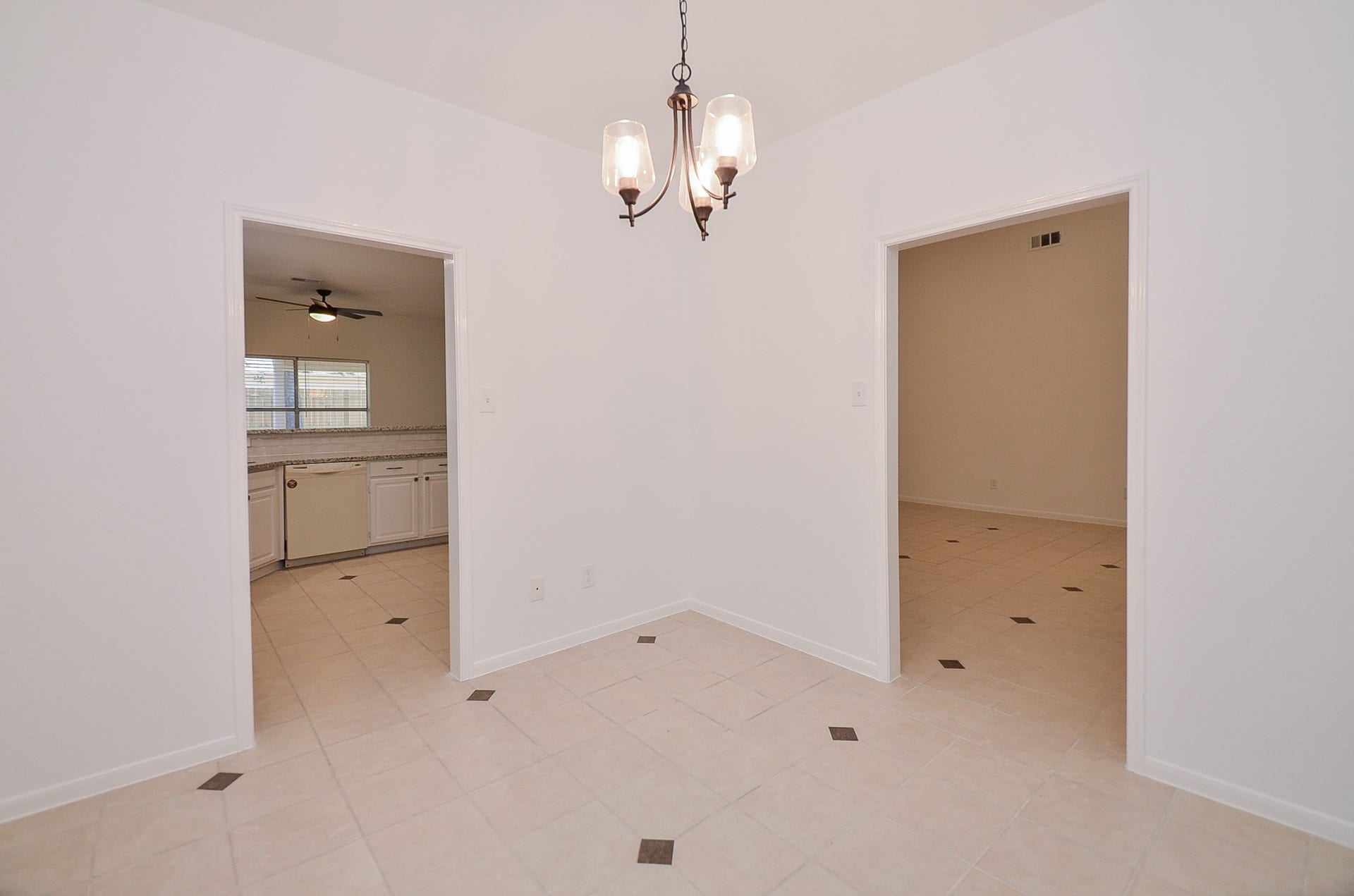19127 Lookout Mountain Lane, Katy, TX 77449 Easy access to the kitchen and family room.