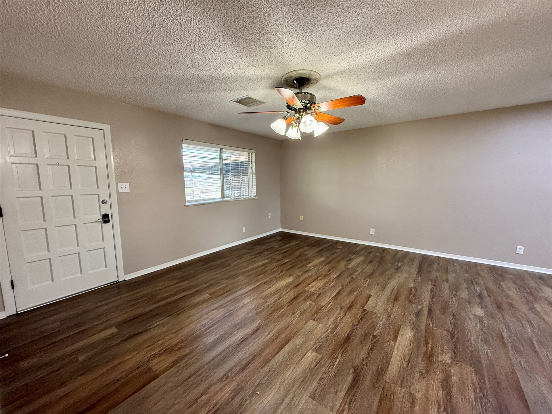 309 Crews Way, West Columbia, TX 77486 Easy care floors in living