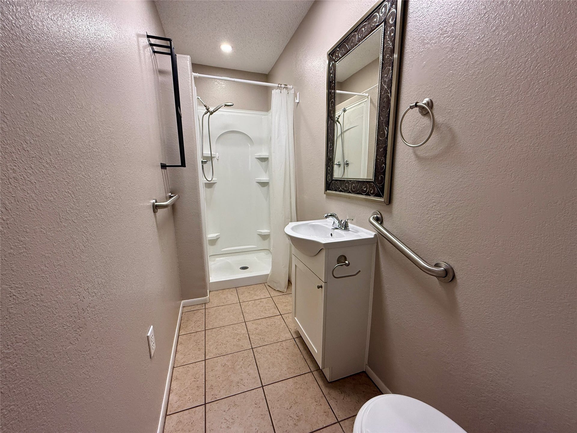 309 Crews Way, West Columbia, TX 77486 Primary ensuite