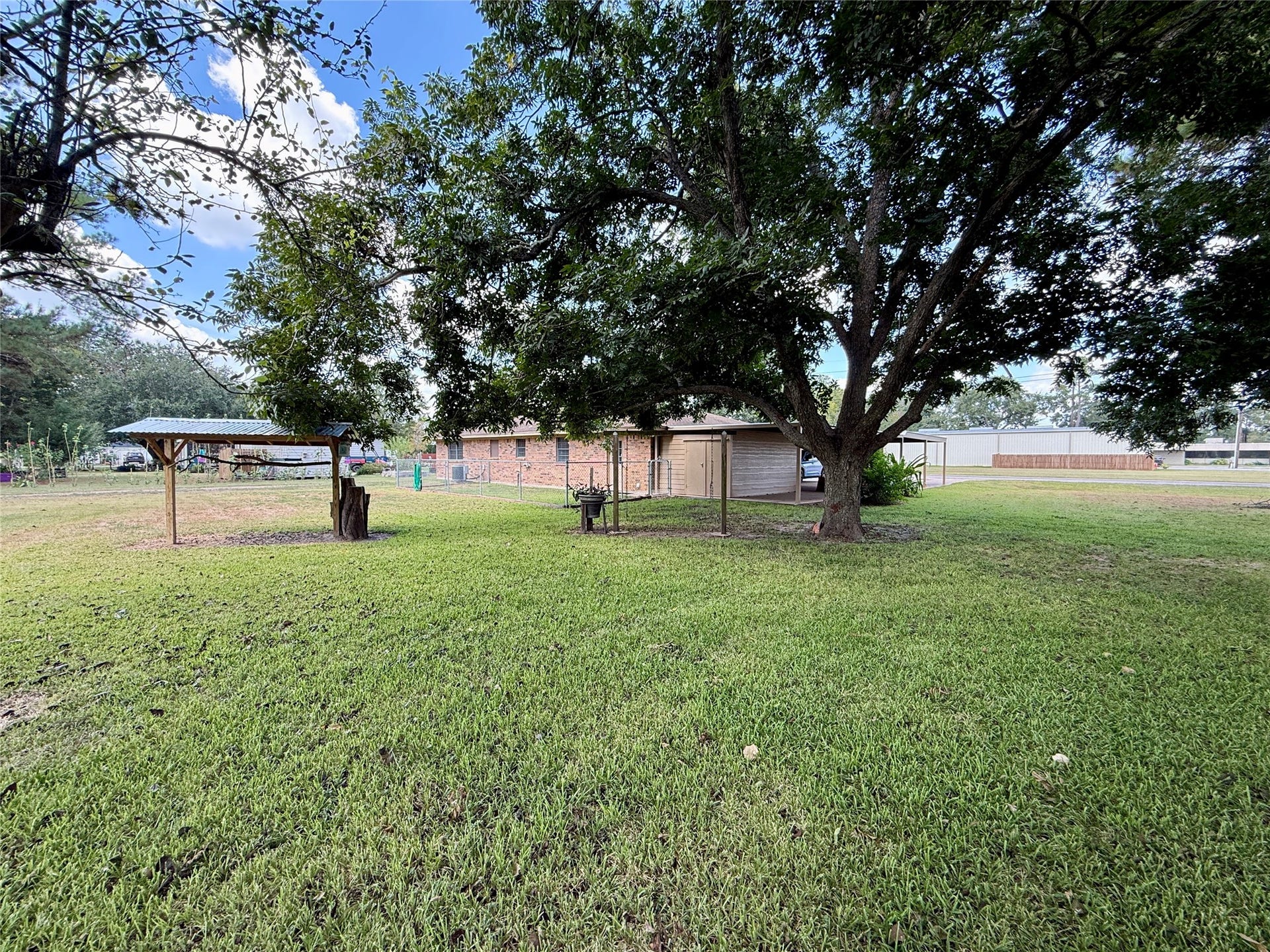 309 Crews Way, West Columbia, TX 77486 Nice shade trees