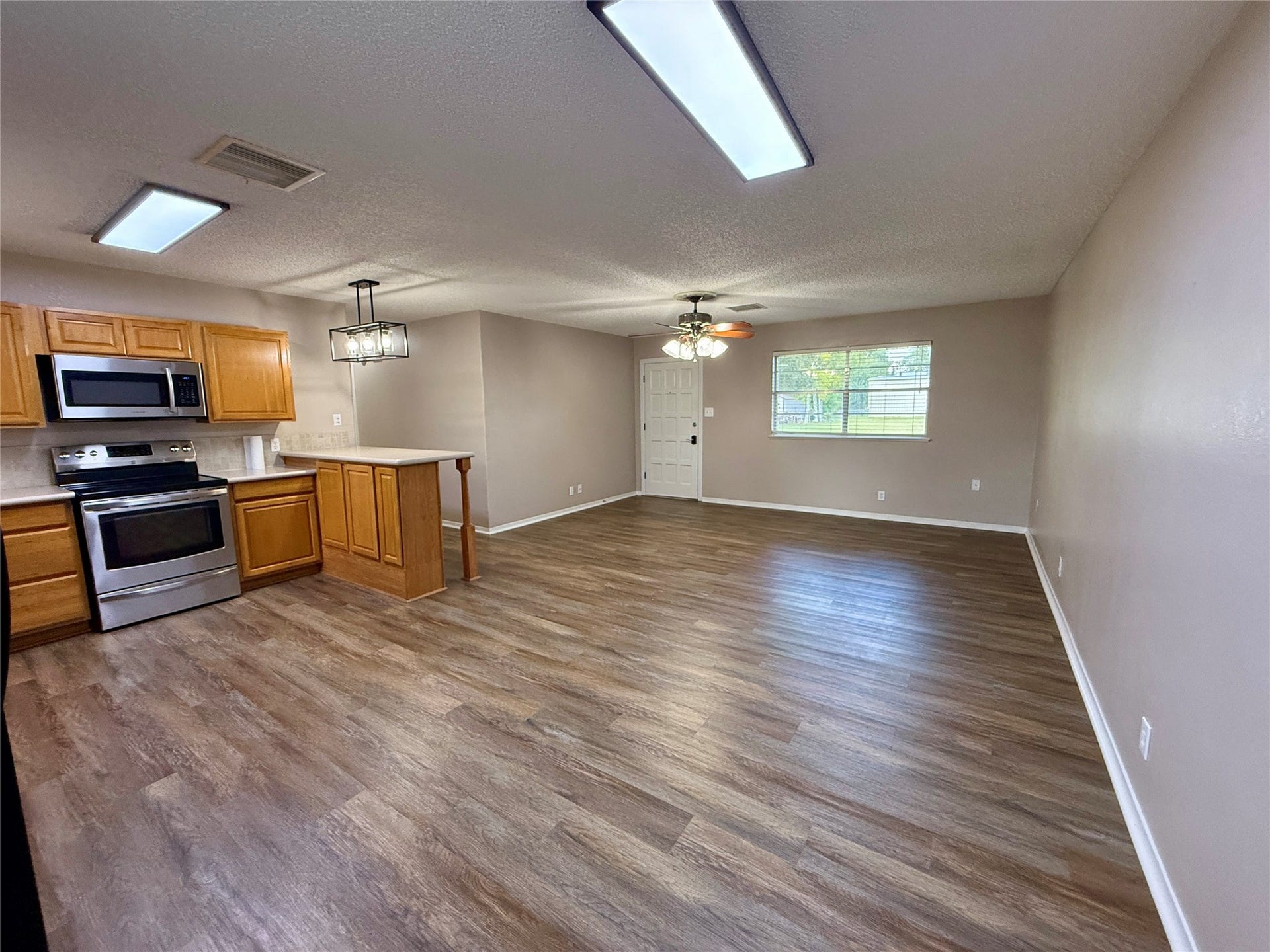 309 Crews Way, West Columbia, TX 77486 Natural light filters into living space