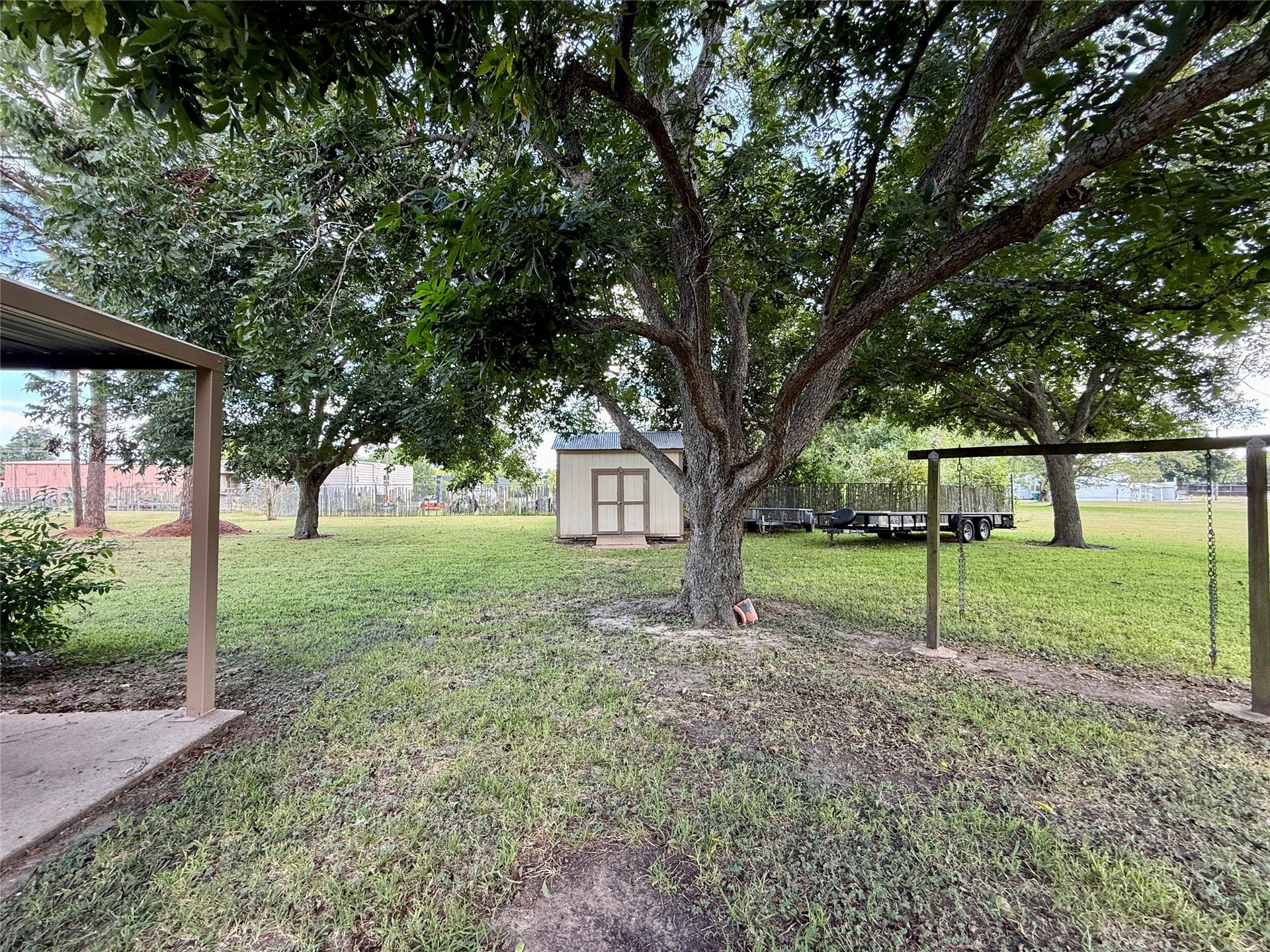 309 Crews Way, West Columbia, TX 77486 Great backyard space