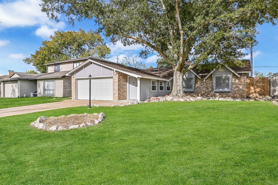 Property photo for 16823 Bougainvilla Lane, Friendswood, TX
