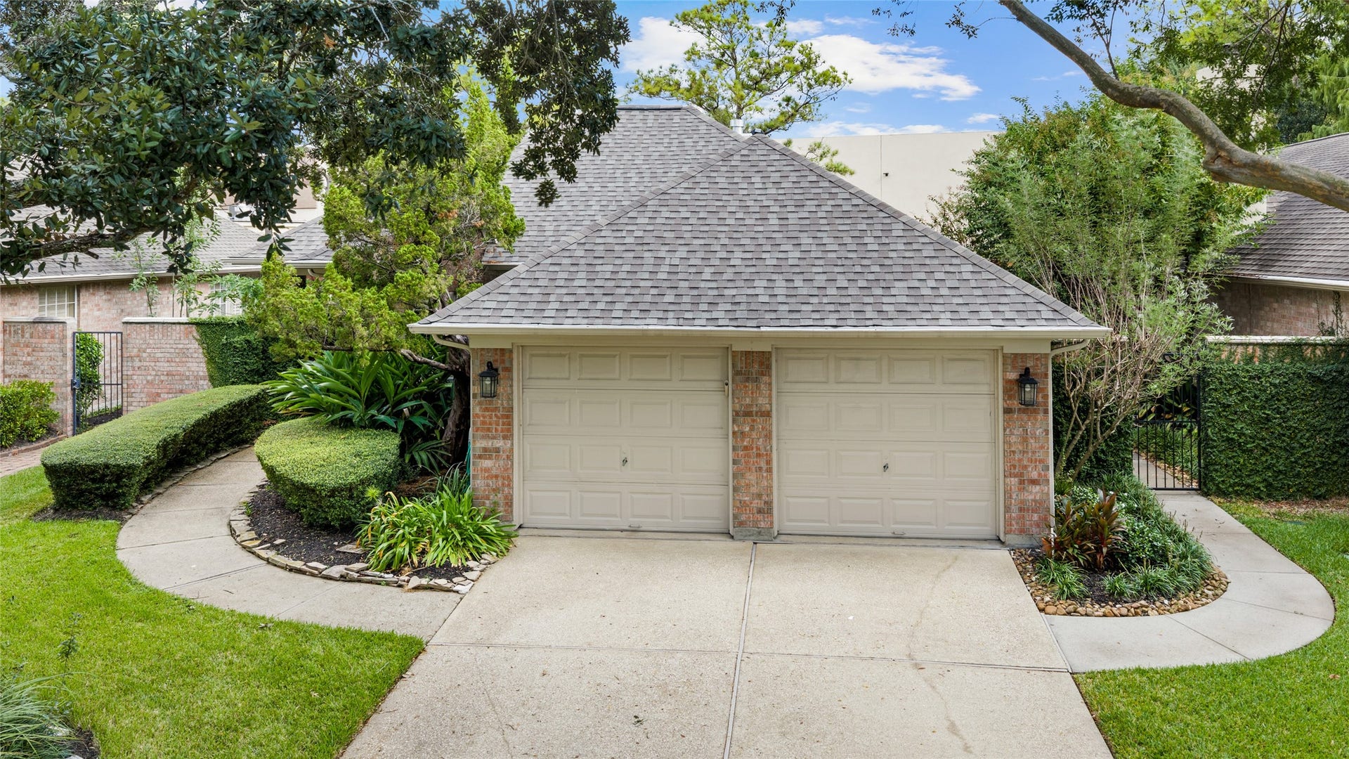 2430 Fairway Pointe Drive, League City, TX 77573 Welcome Home!