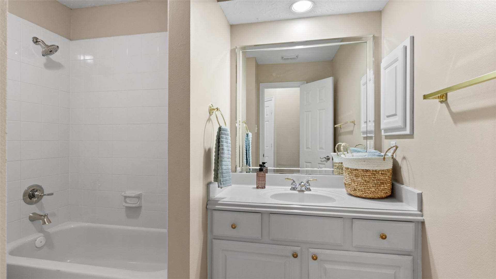 2430 Fairway Pointe Drive, League City, TX 77573 Secondary bathroom offers a tub and shower combination.