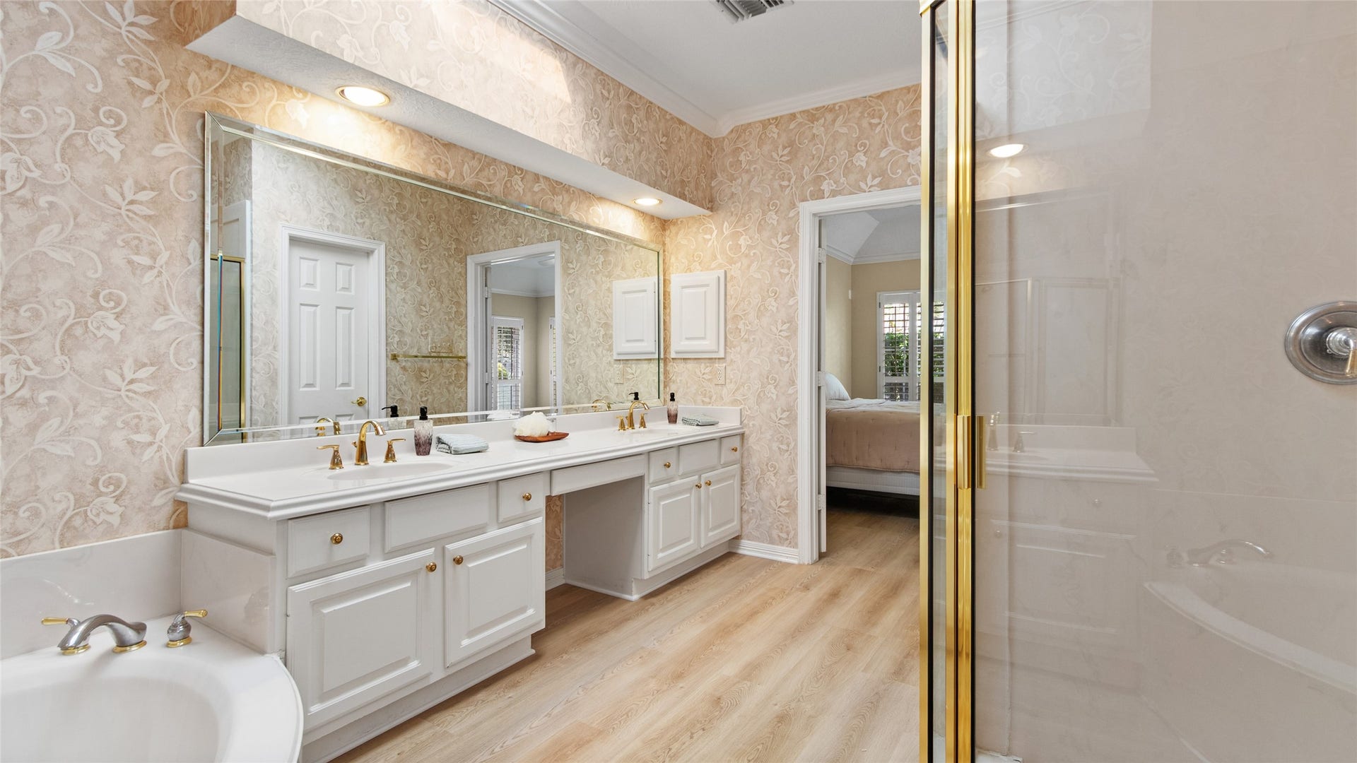 2430 Fairway Pointe Drive, League City, TX 77573 Primary offer private bathroom toilet with linen closet.