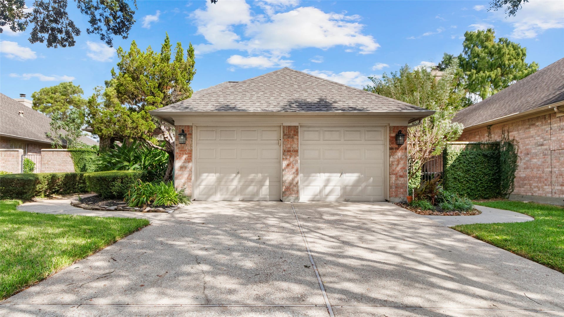 2430 Fairway Pointe Drive, League City, TX 77573 Spacious two car driveway.