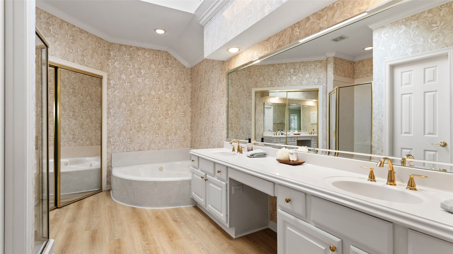 2430 Fairway Pointe Drive, League City, TX 77573 Primary bathroom offers double sinks a jetted tub and a walk in shower.