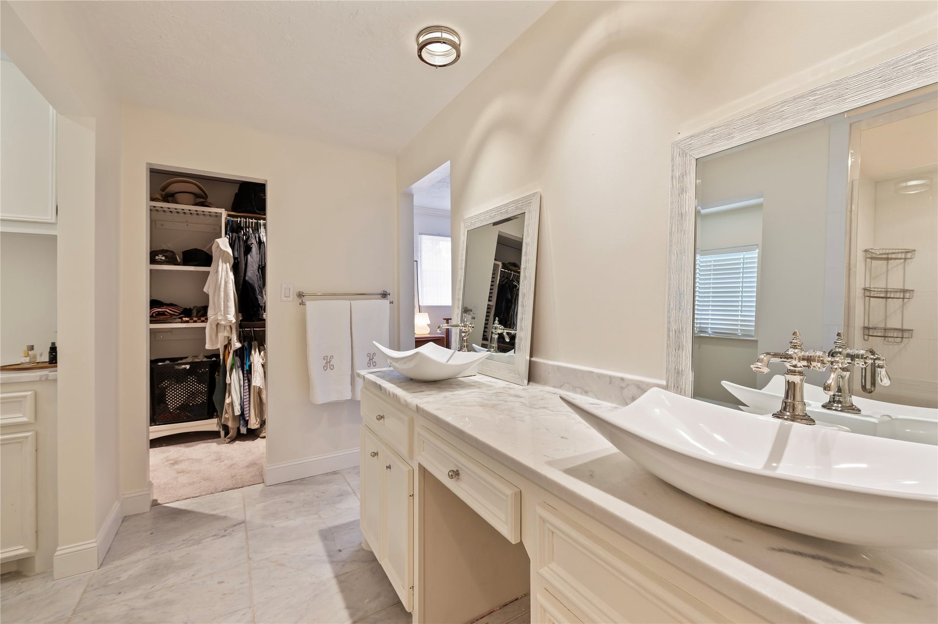 501 Audubon Street, League City, TX 77573 Beautifully updated primary bath with his/her sinks, vanity mirrors and walk in closet. Tile flooring throughout.