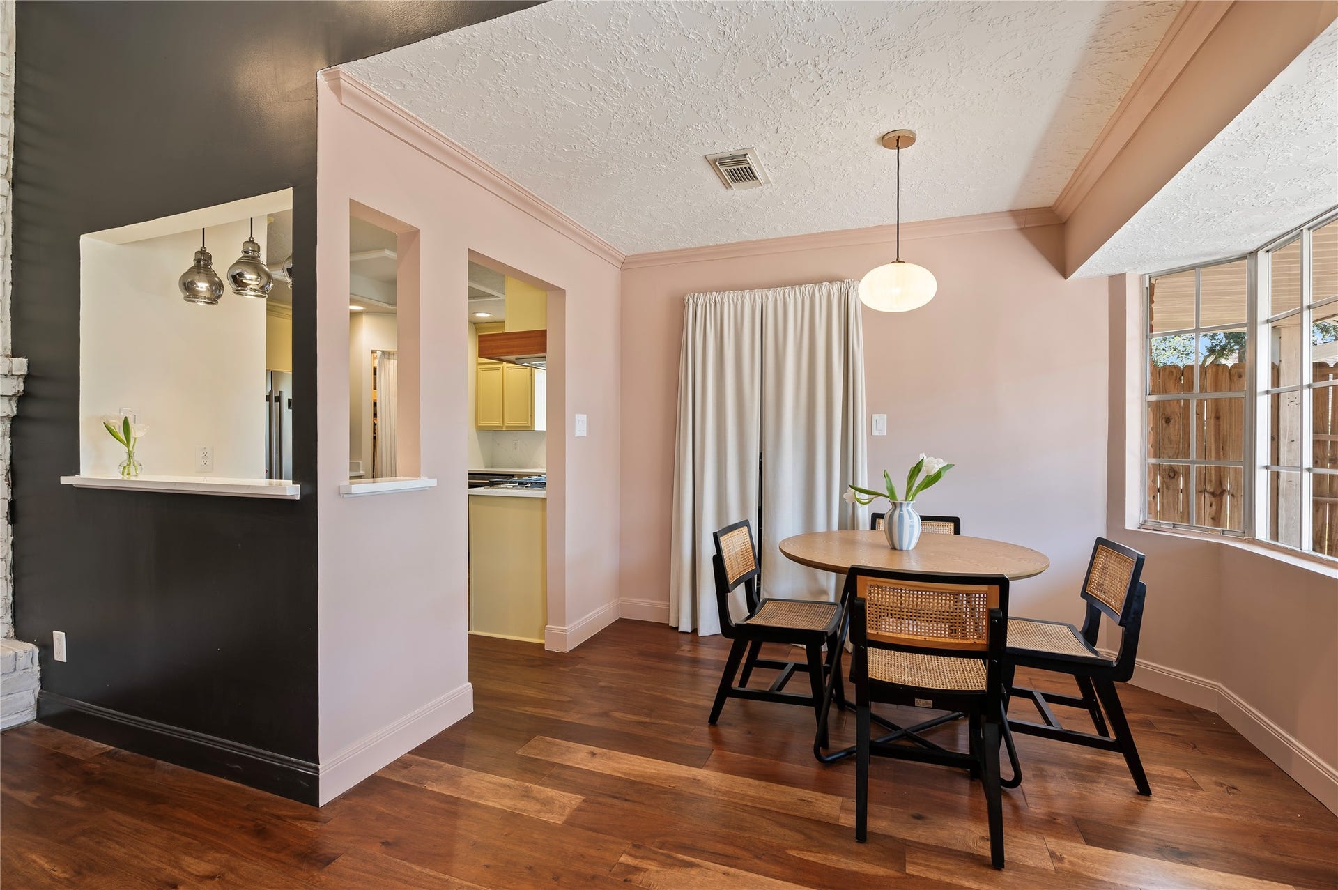 501 Audubon Street, League City, TX 77573 Spacious breakfast area.