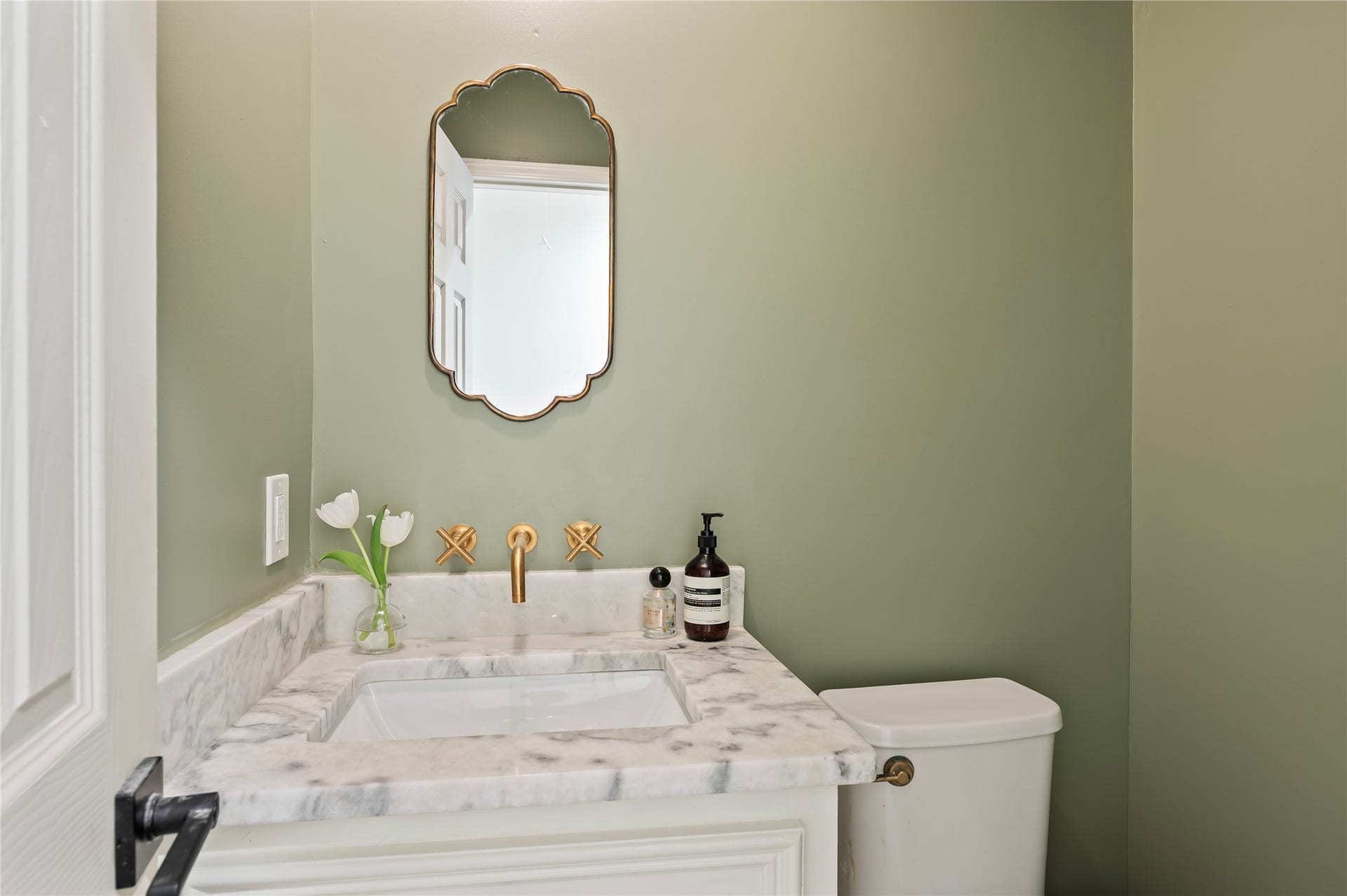 501 Audubon Street, League City, TX 77573 Beautiful half bath situated near the living room.