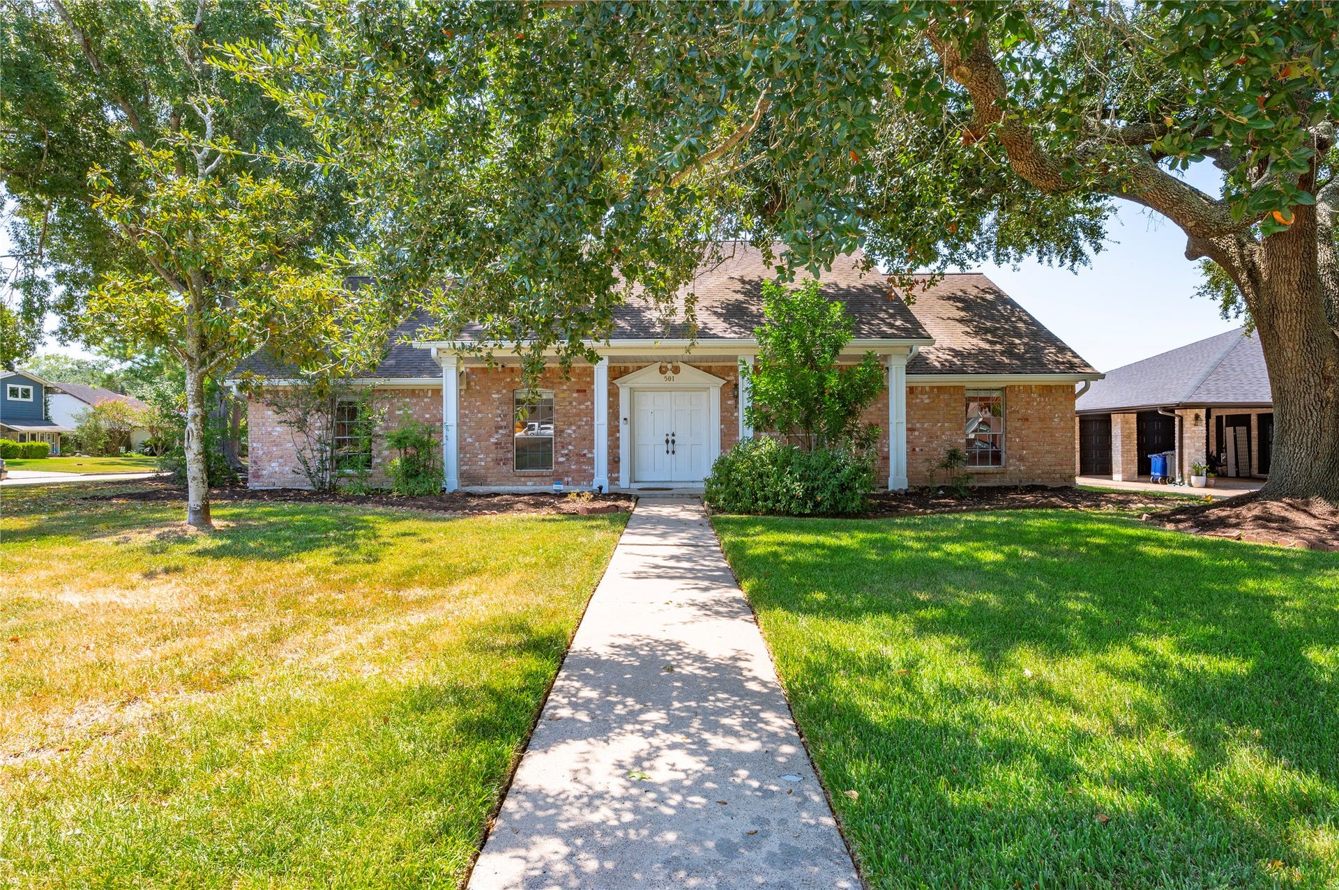 501 Audubon Street, League City, TX 77573 Large frontyard with mature tree gives the home great curb appeal.