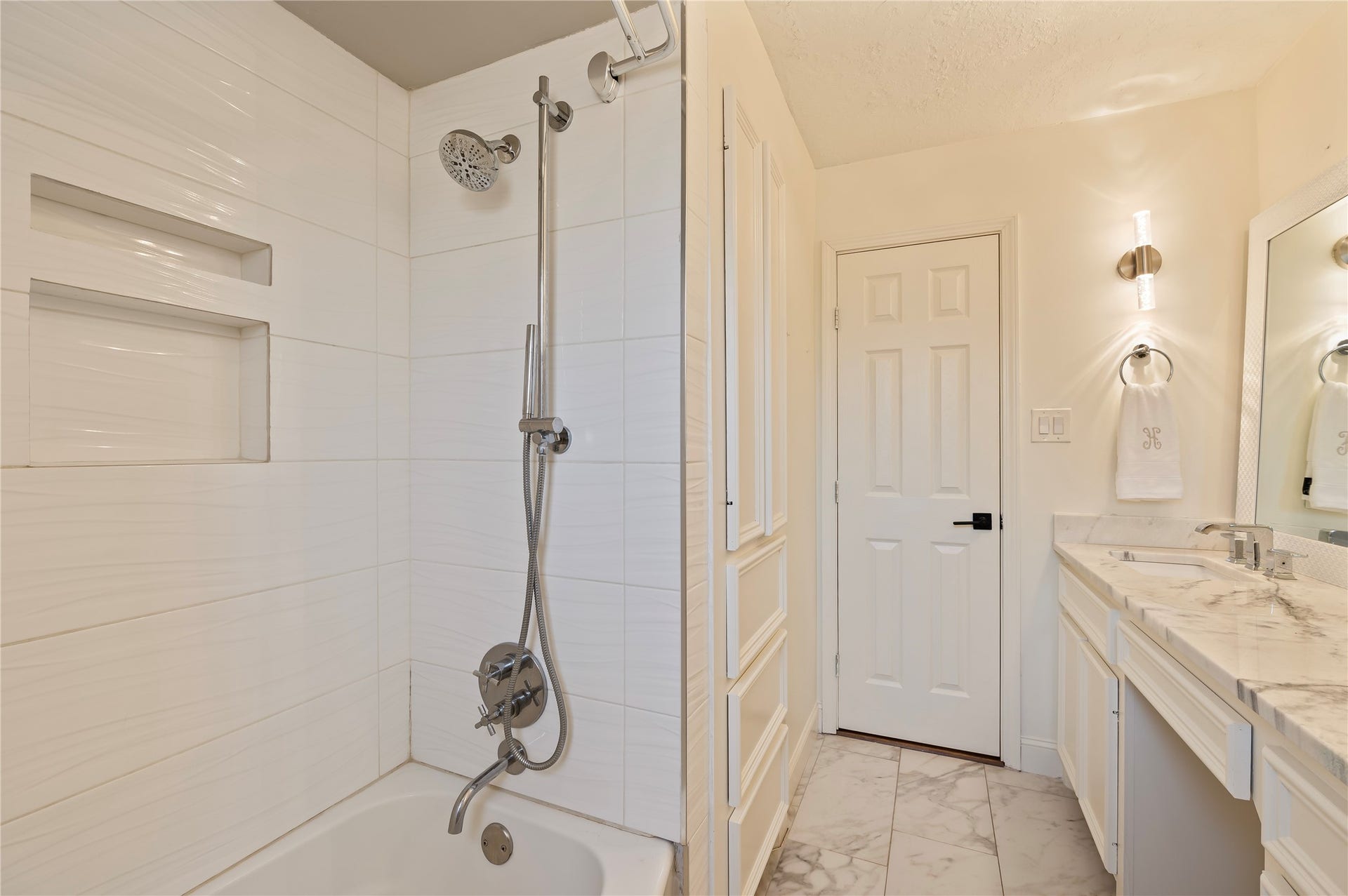 501 Audubon Street, League City, TX 77573 Shower/tub combo with tiled walls in the secondary bath.